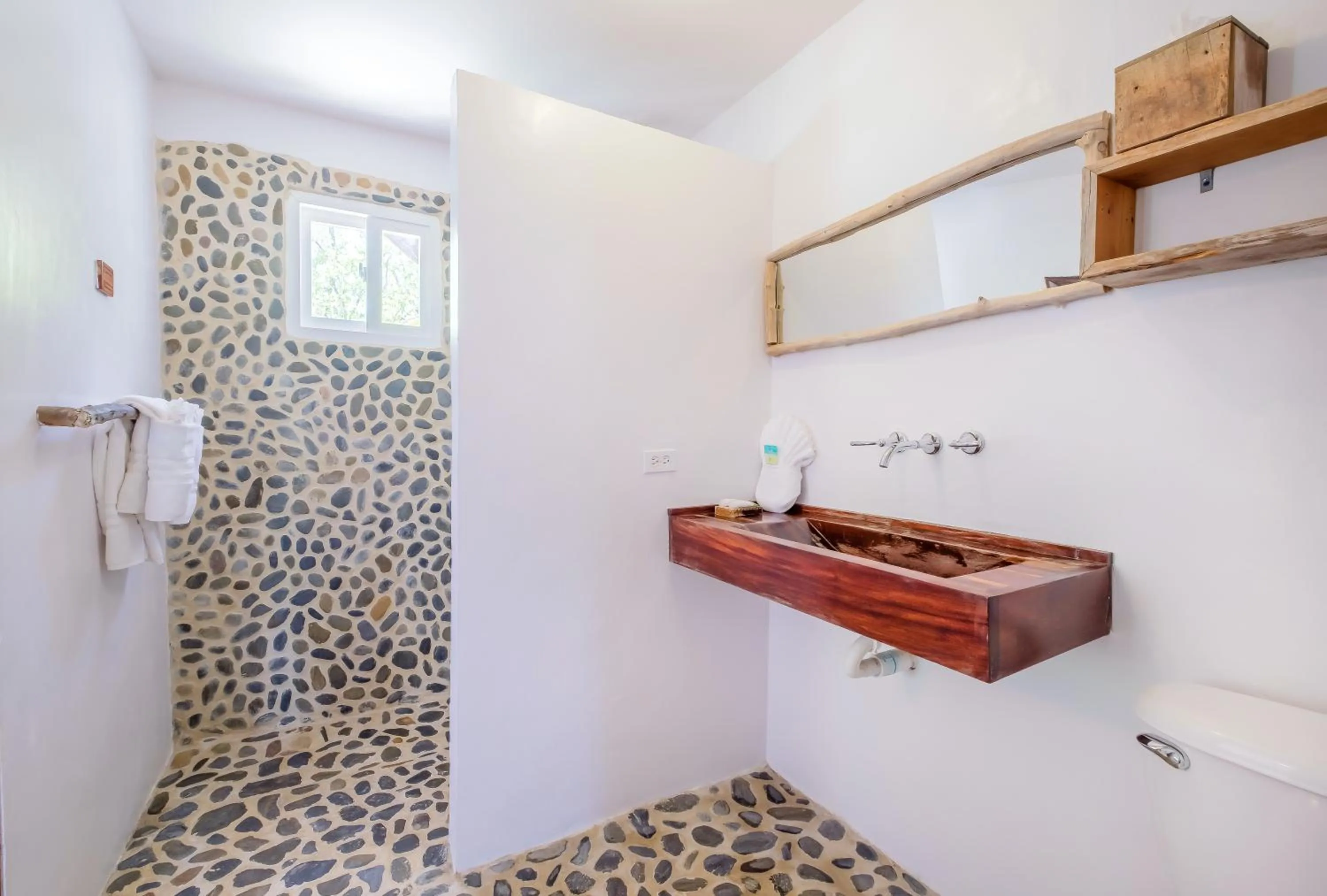 Bathroom in Thatch Caye Resort a Muy'Ono Resort