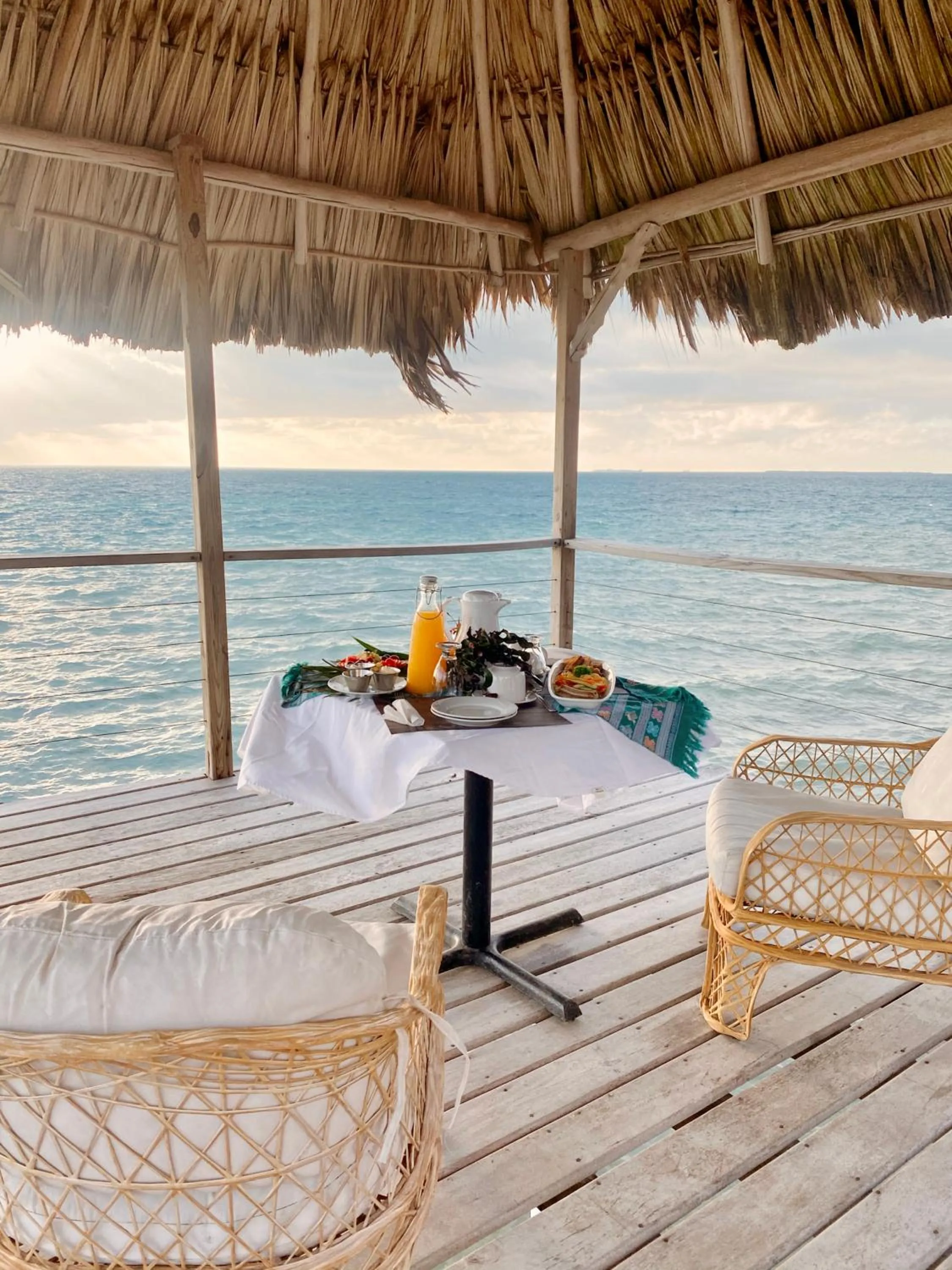 Breakfast in Thatch Caye Resort a Muy'Ono Resort