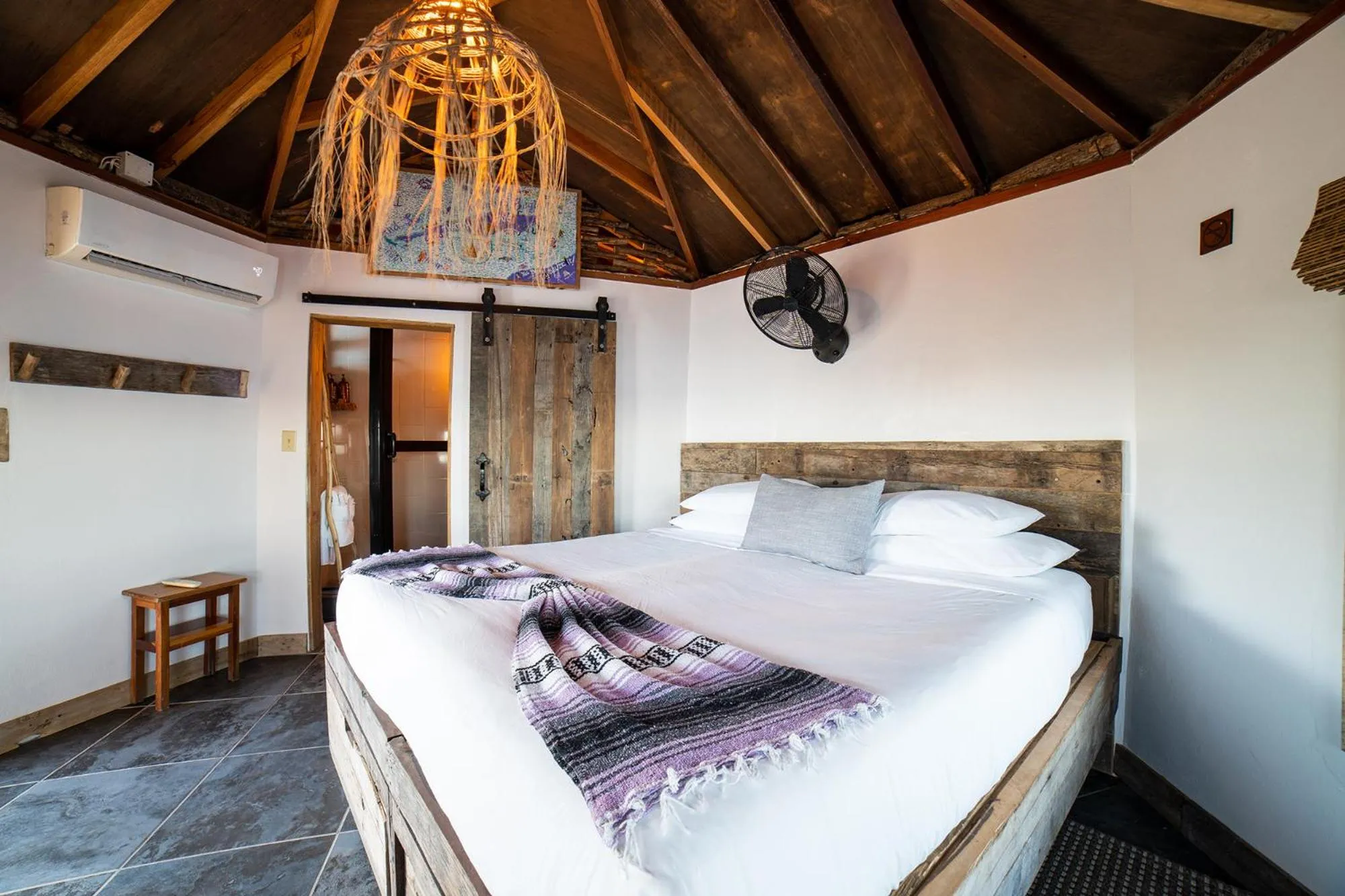 Bed in Thatch Caye Resort a Muy'Ono Resort