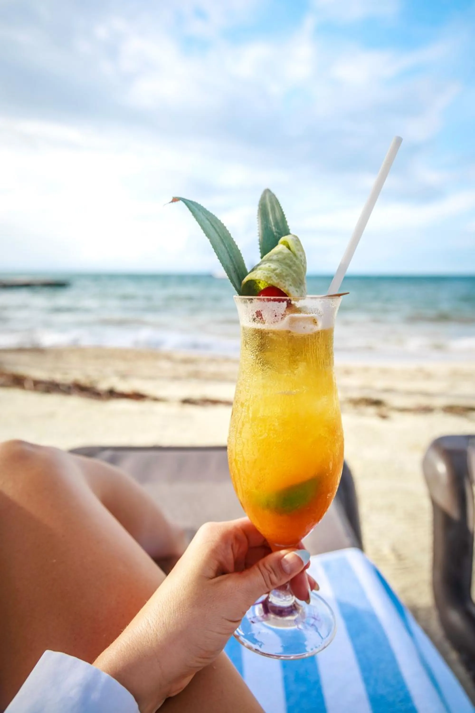 Drinks in Thatch Caye Resort a Muy'Ono Resort