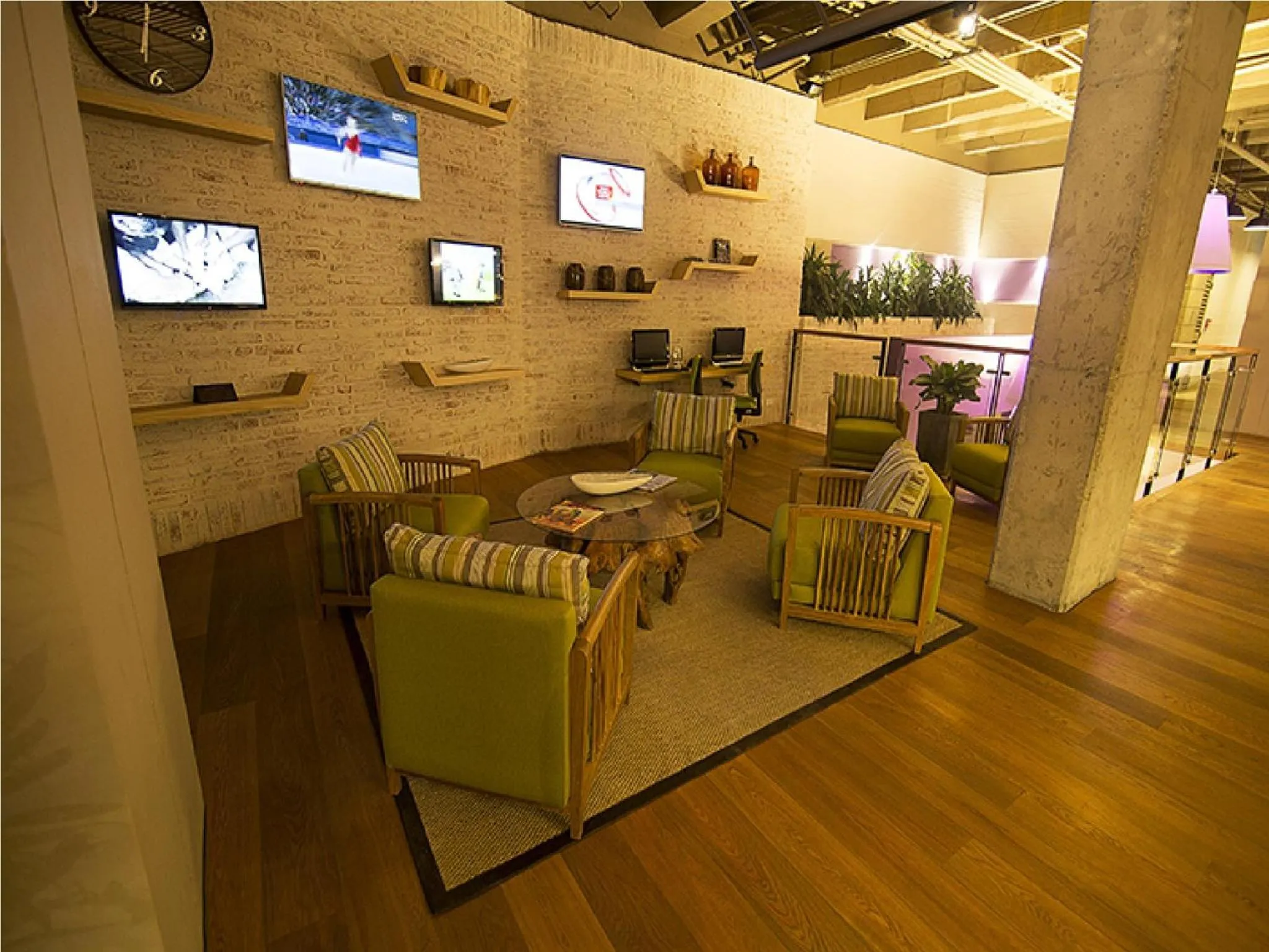 Communal lounge/ TV room in Hotel Bari Bucaramanga By OxoHotel