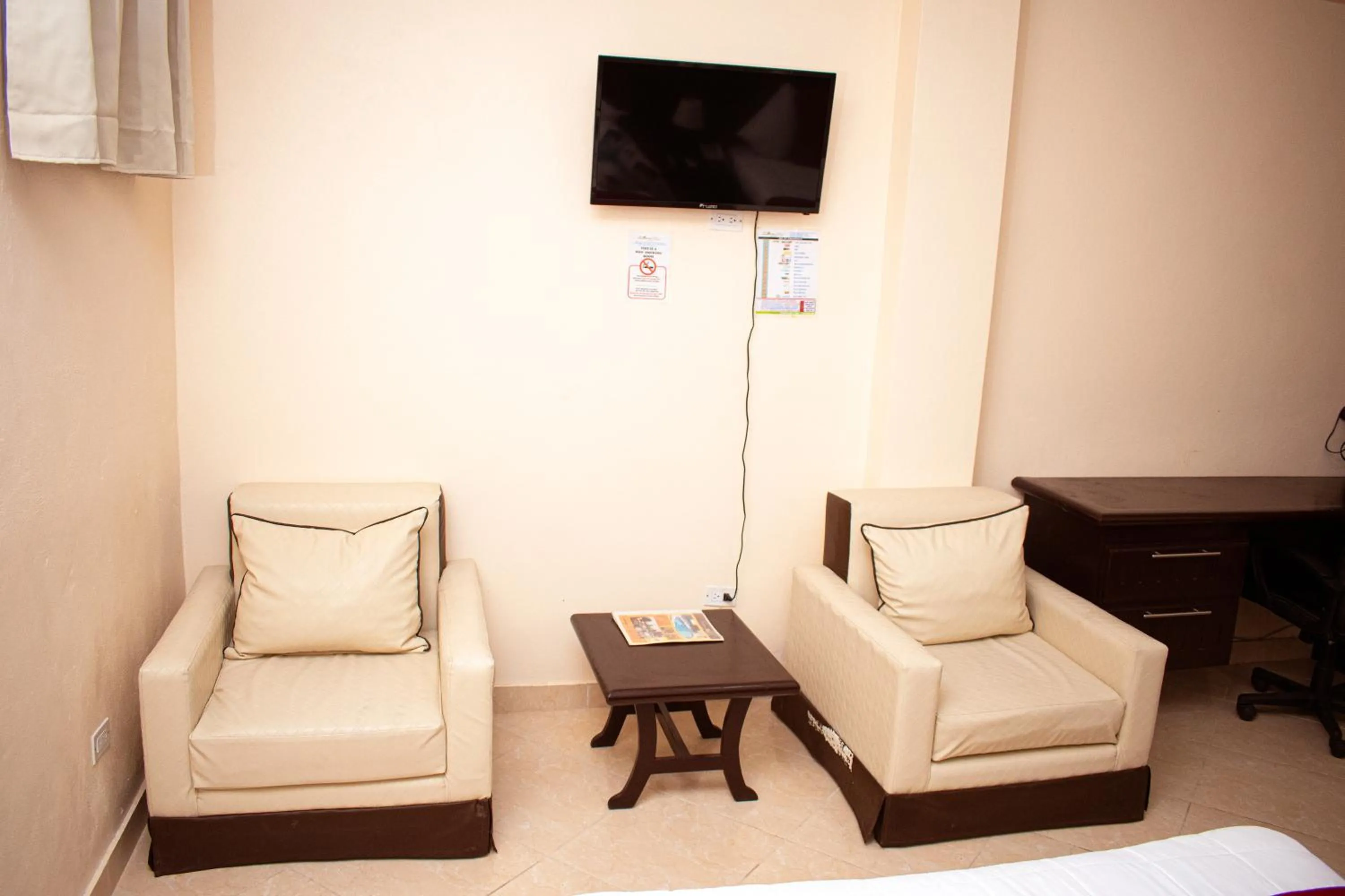 Communal lounge/ TV room in La Pepiniere Hotel