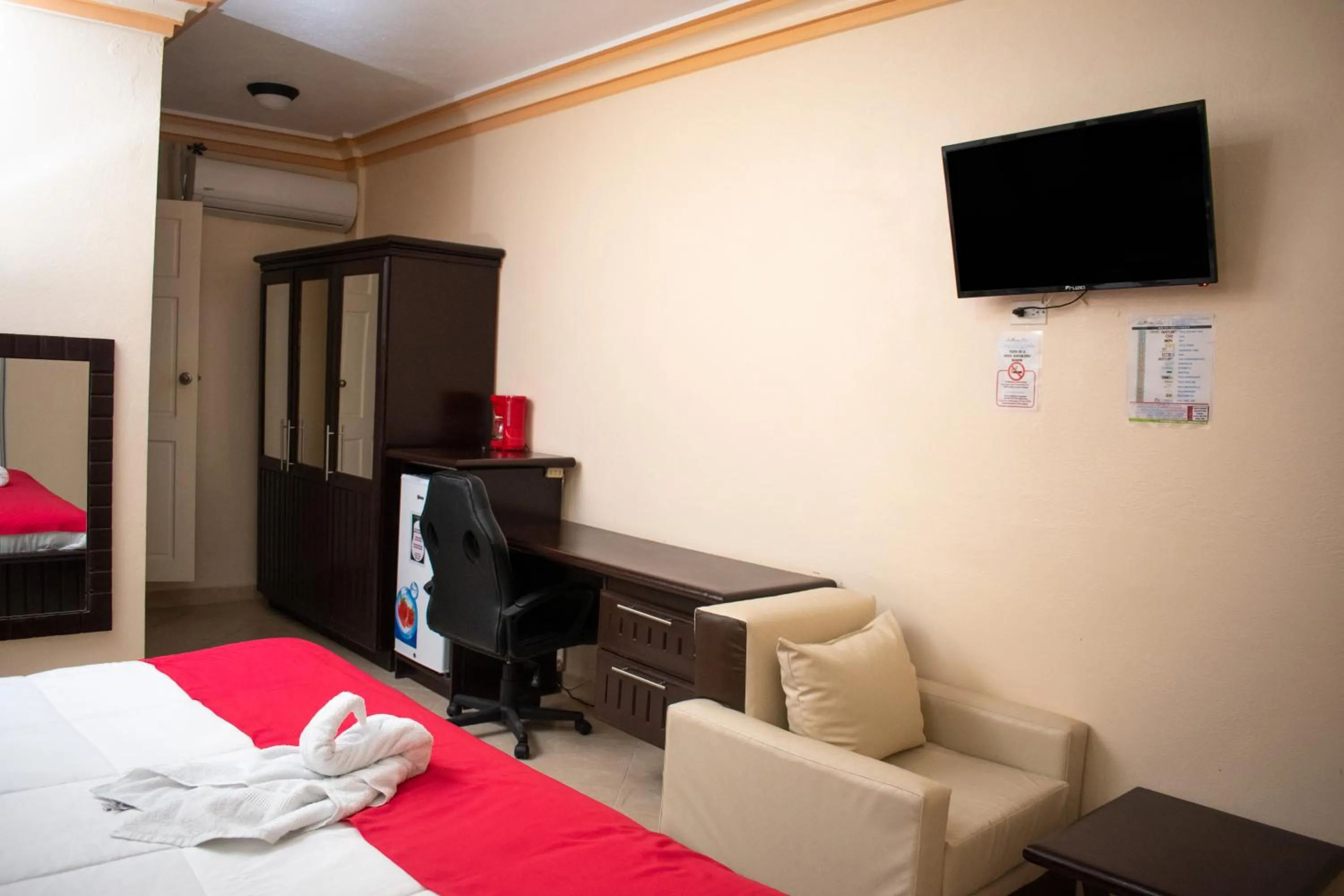 Living room, Bed in La Pepiniere Hotel