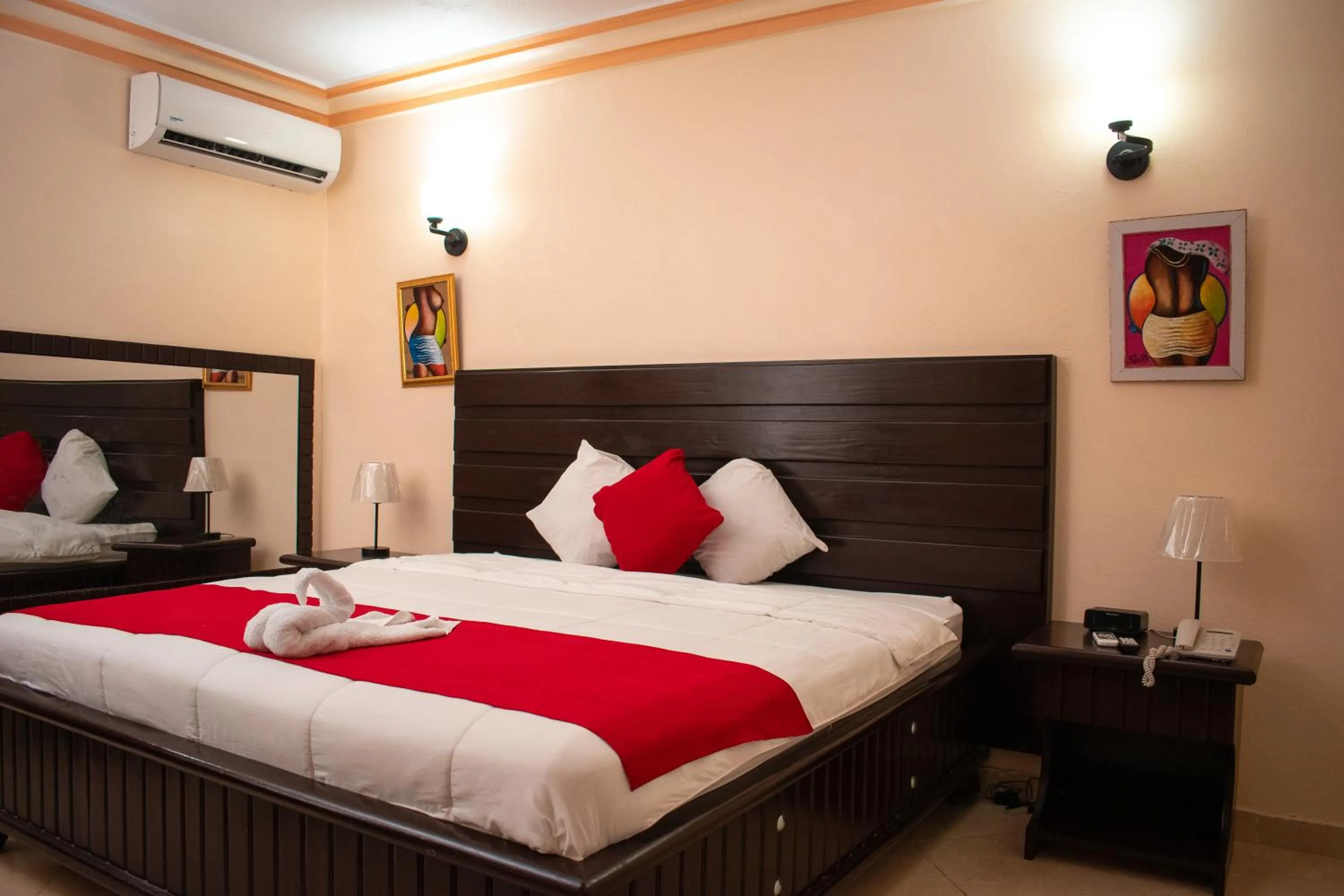 Bedroom, Bed in La Pepiniere Hotel