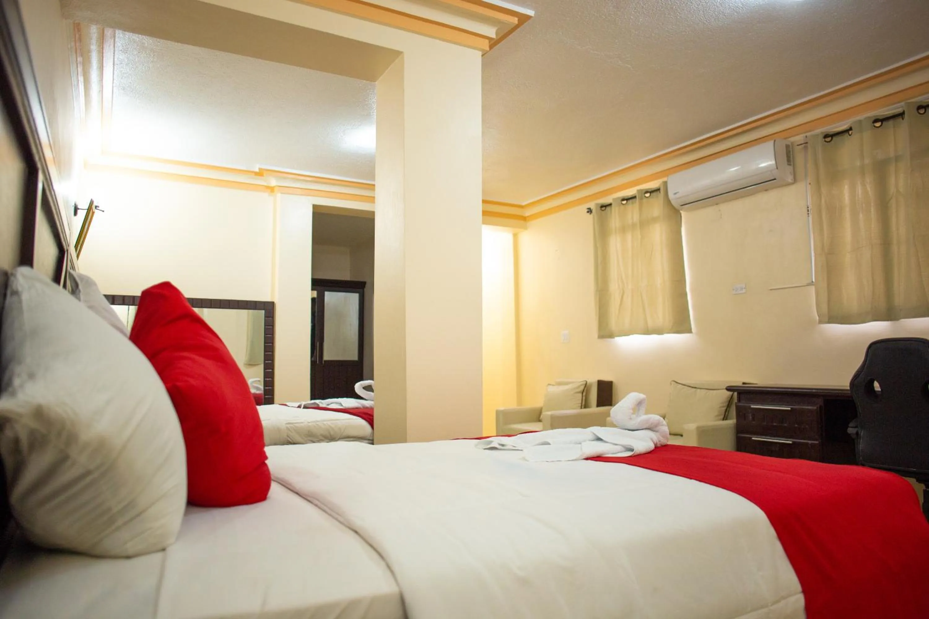 Bedroom, Bed in La Pepiniere Hotel