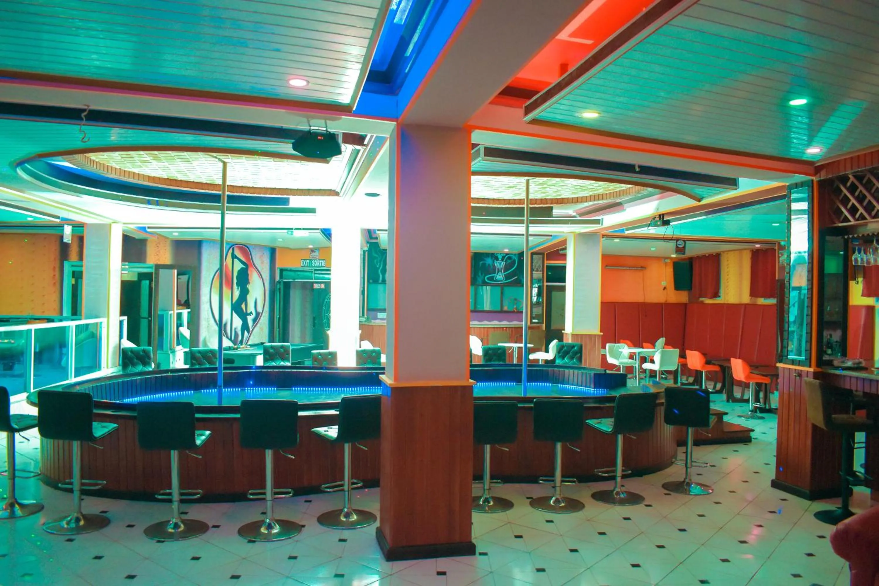 Nightclub / DJ in La Pepiniere Hotel