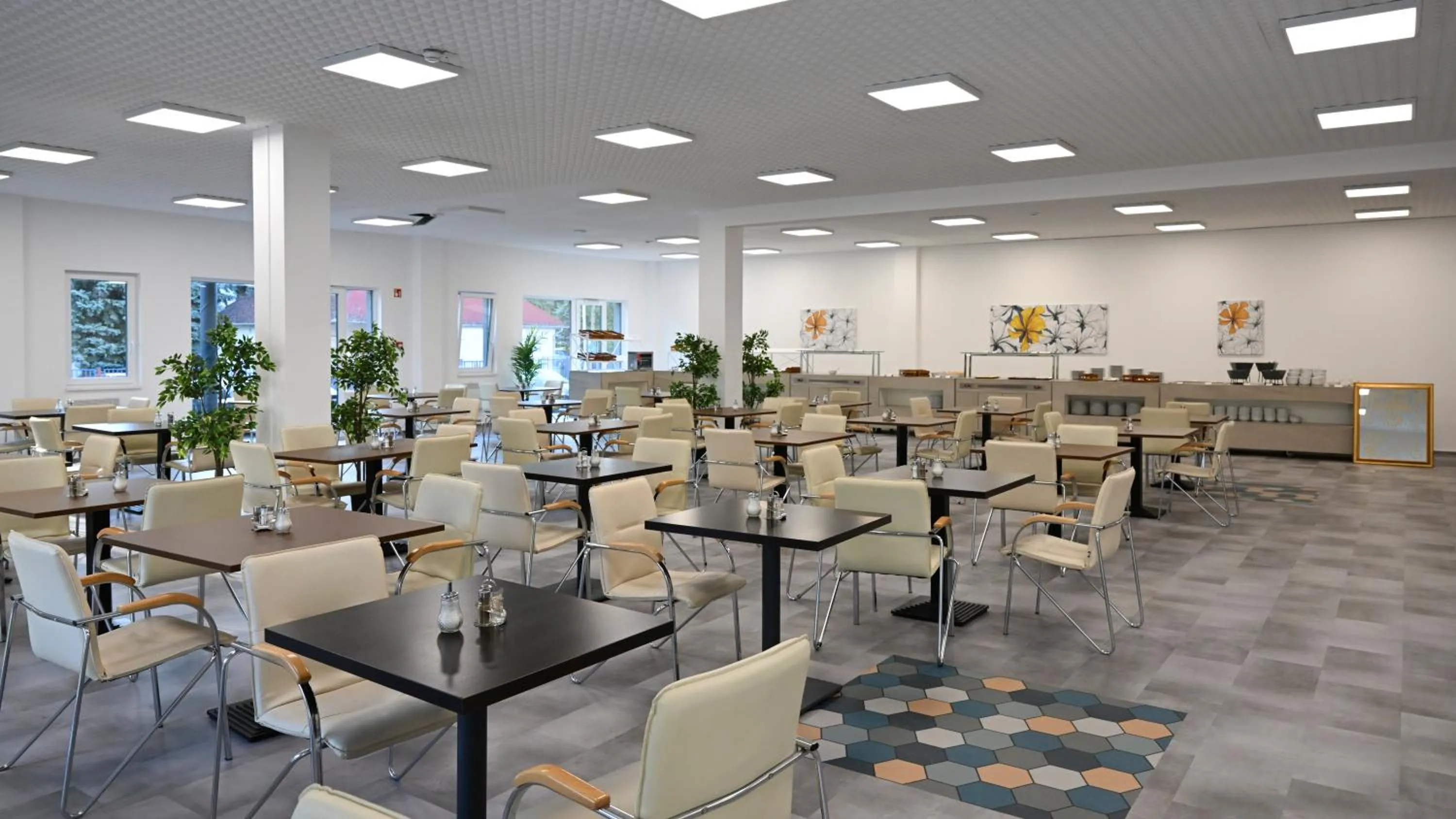 Restaurant/places to eat in Lelle Hotel