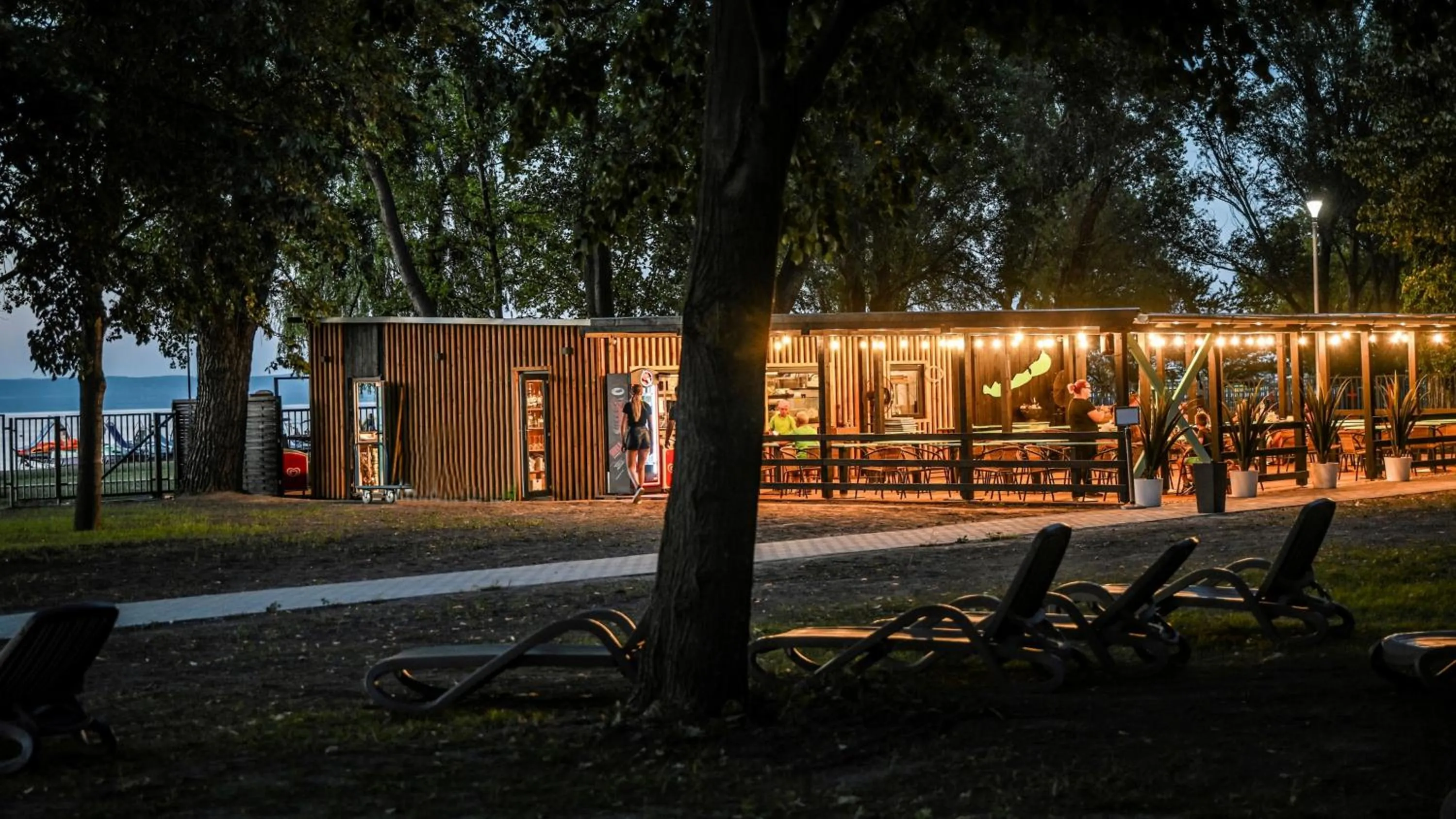 Restaurant/places to eat in Lelle Hotel