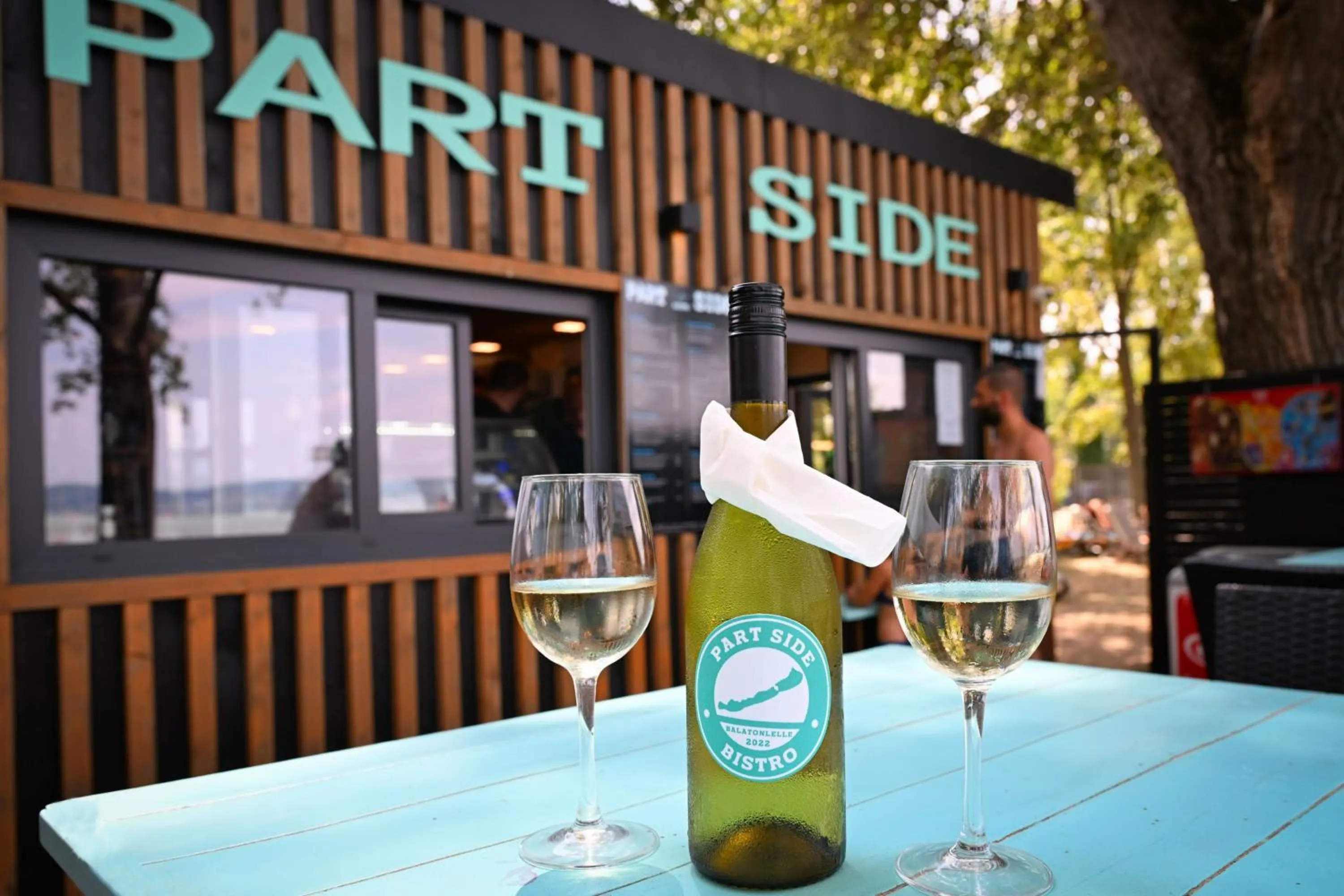 Restaurant/places to eat in Lelle Hotel