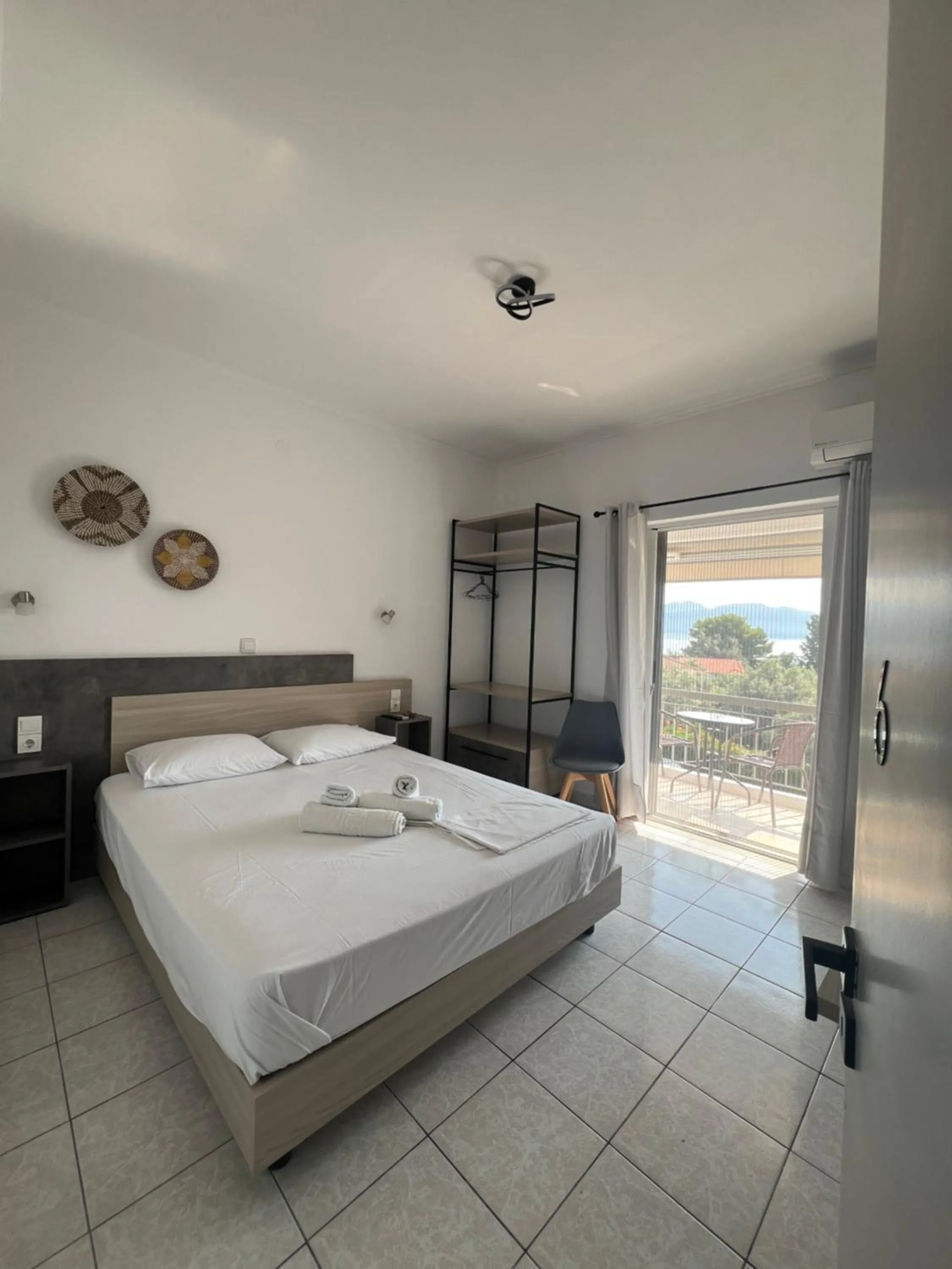 Sunshine Apartments and Rooms