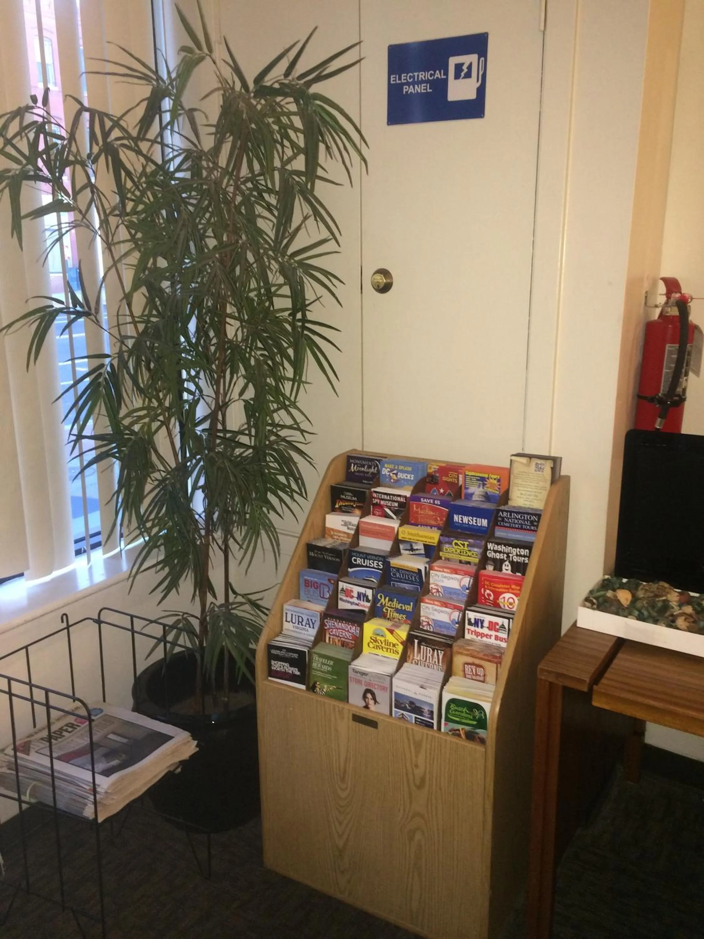 Communal lounge/ TV room in DC International Hostel 1