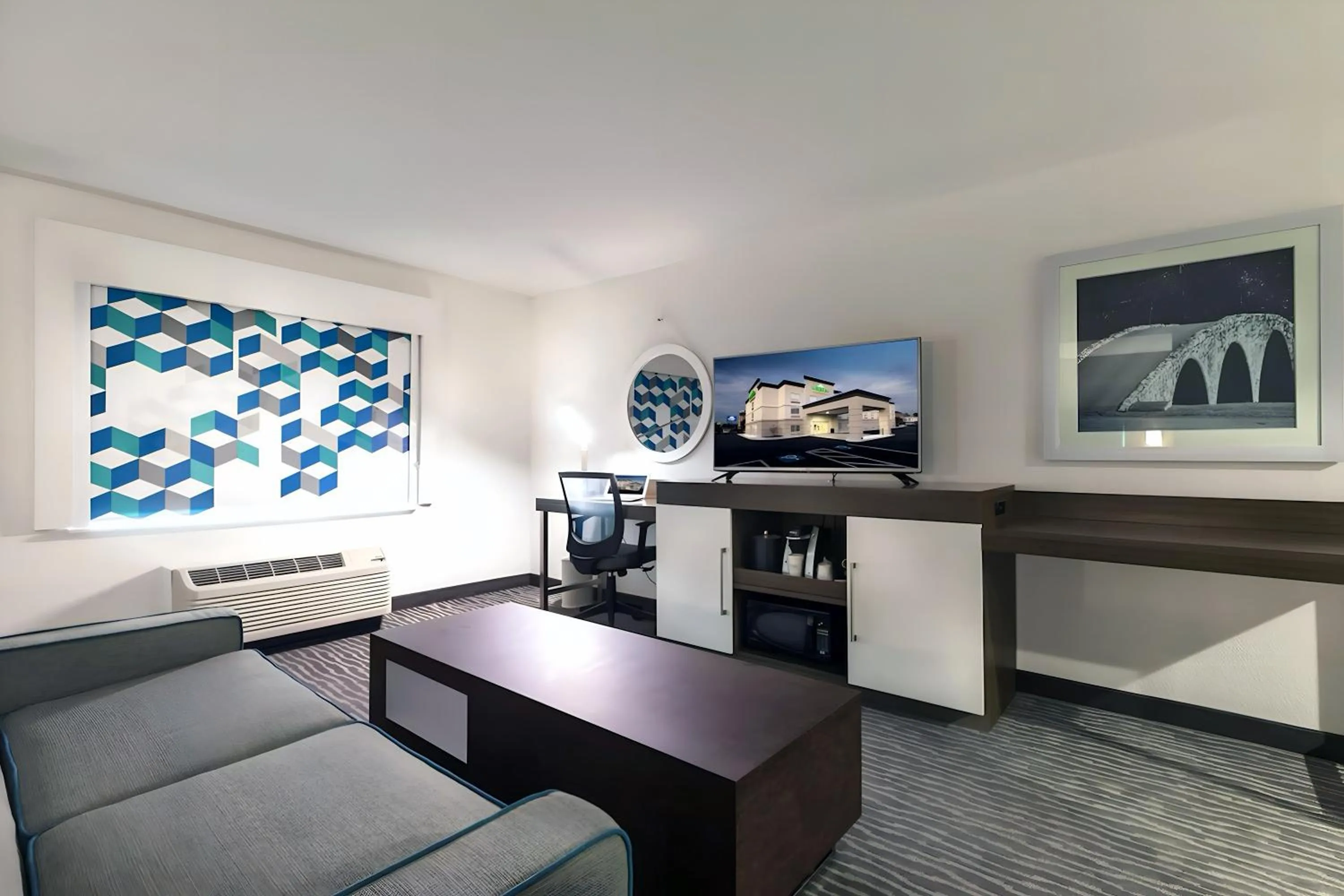 TV and multimedia in Wingate Augusta Washington Road by Wyndham