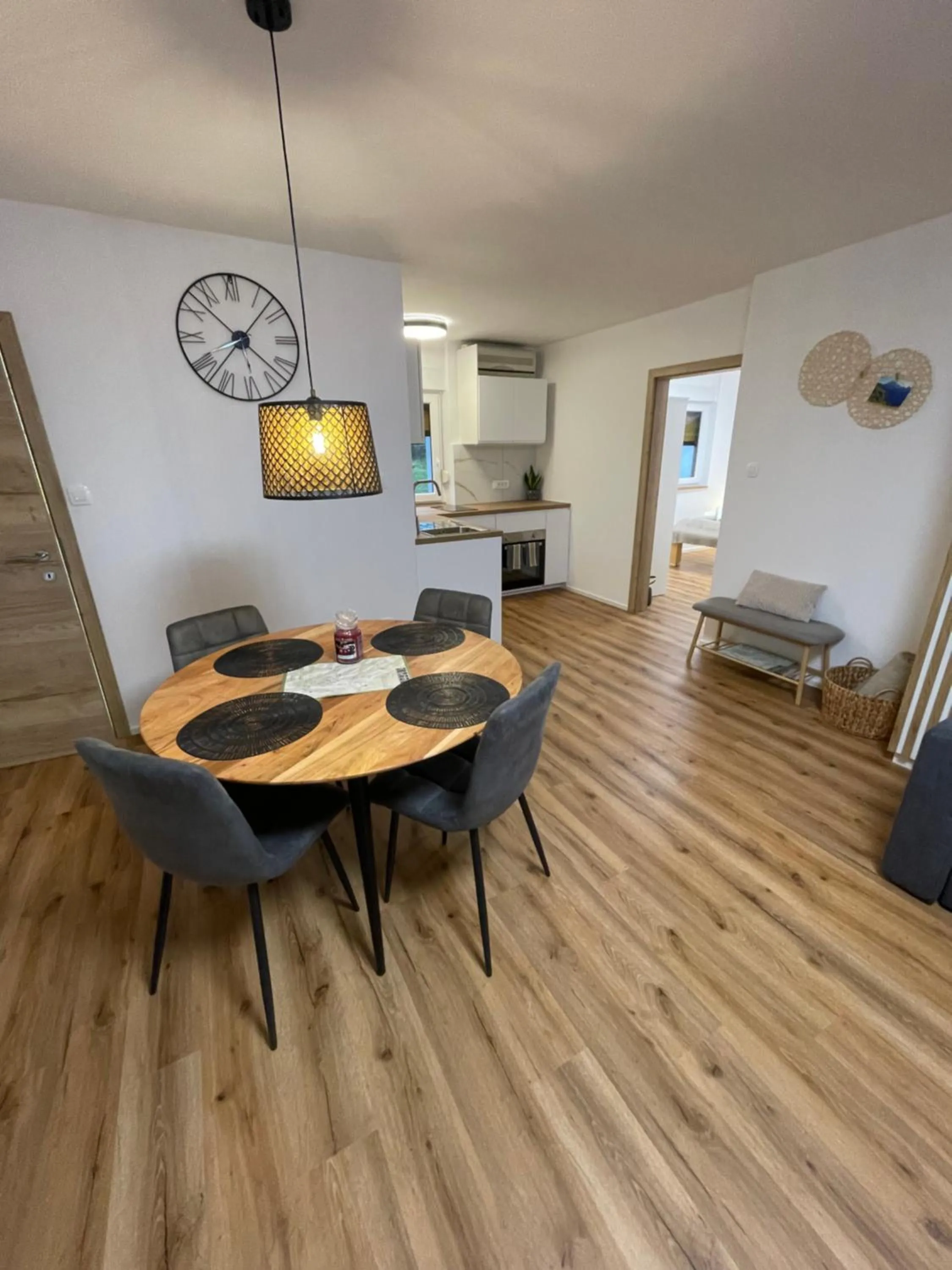 Dining area in Apartma Guide 360