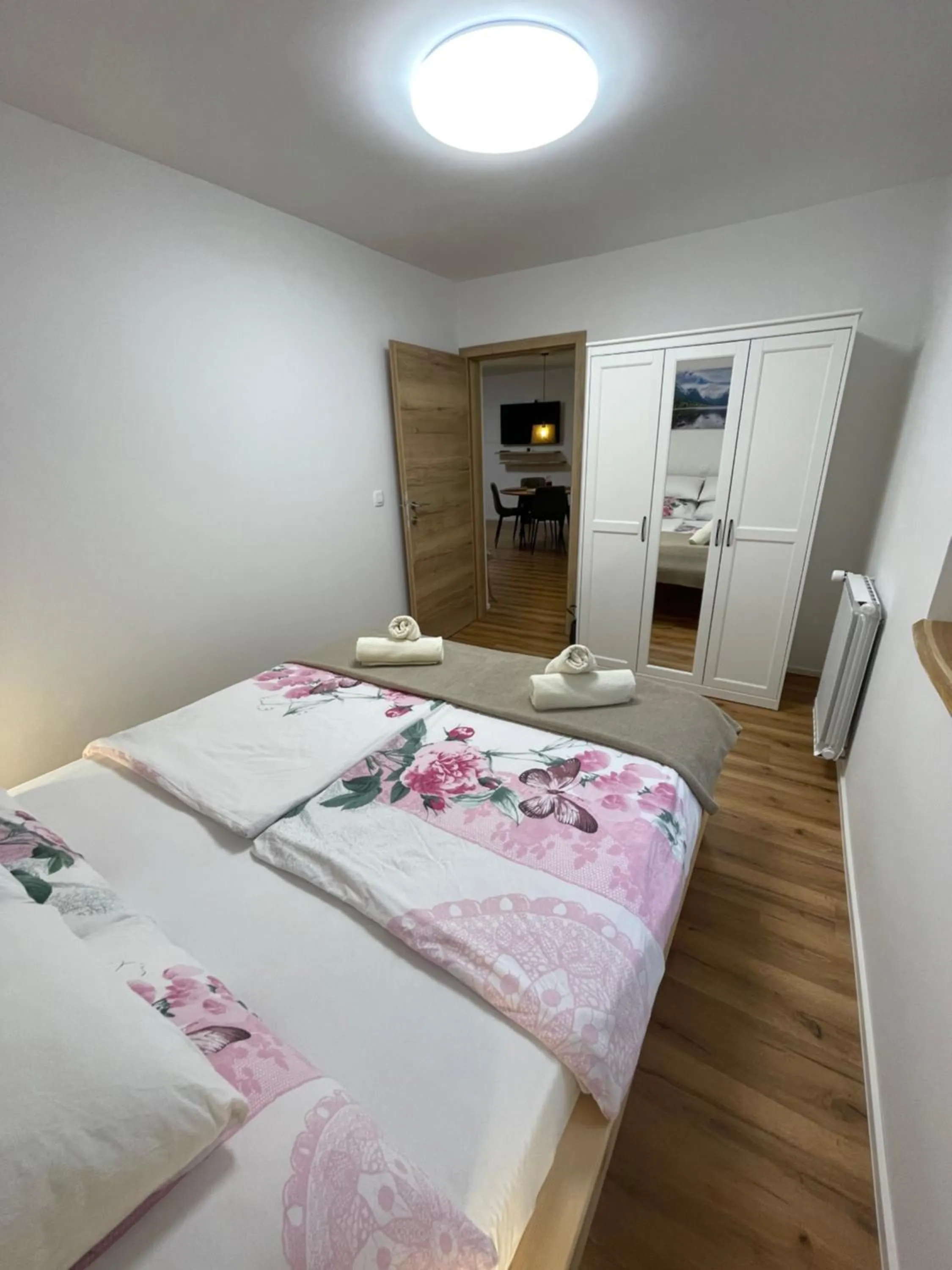 Bedroom, Bed in Apartma Guide 360