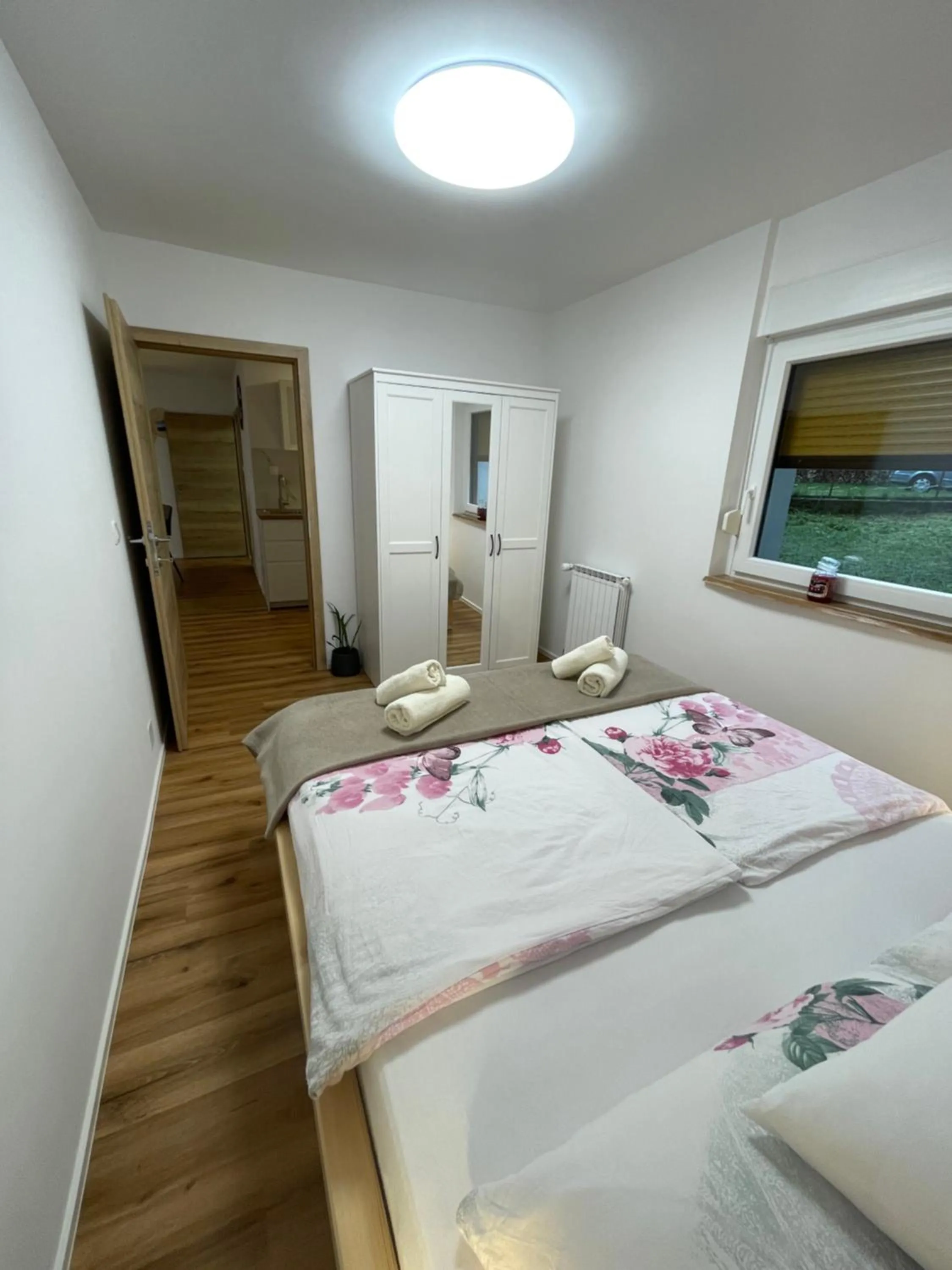 Bedroom, Bed in Apartma Guide 360