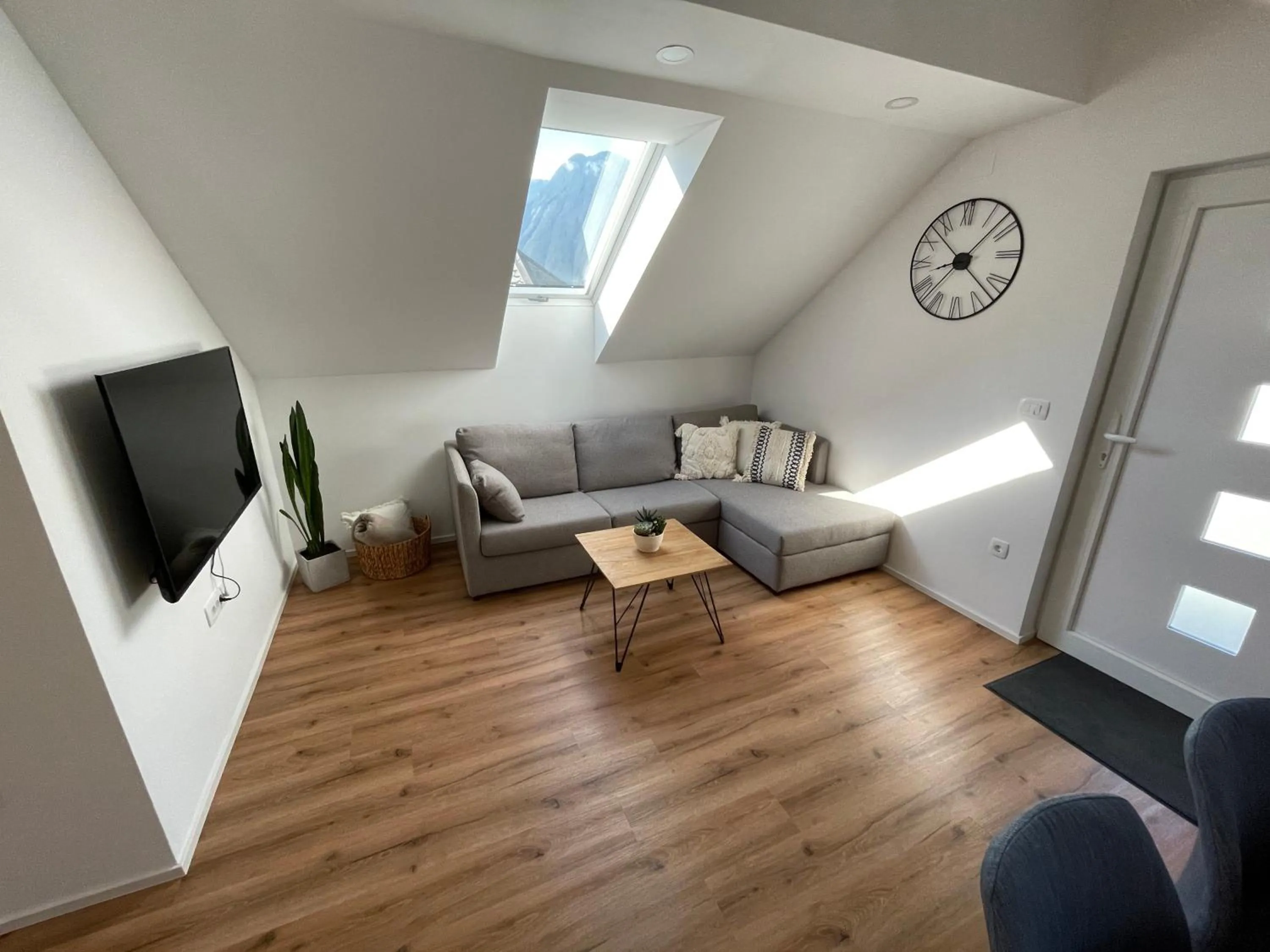Communal lounge/ TV room in Apartma Guide 360