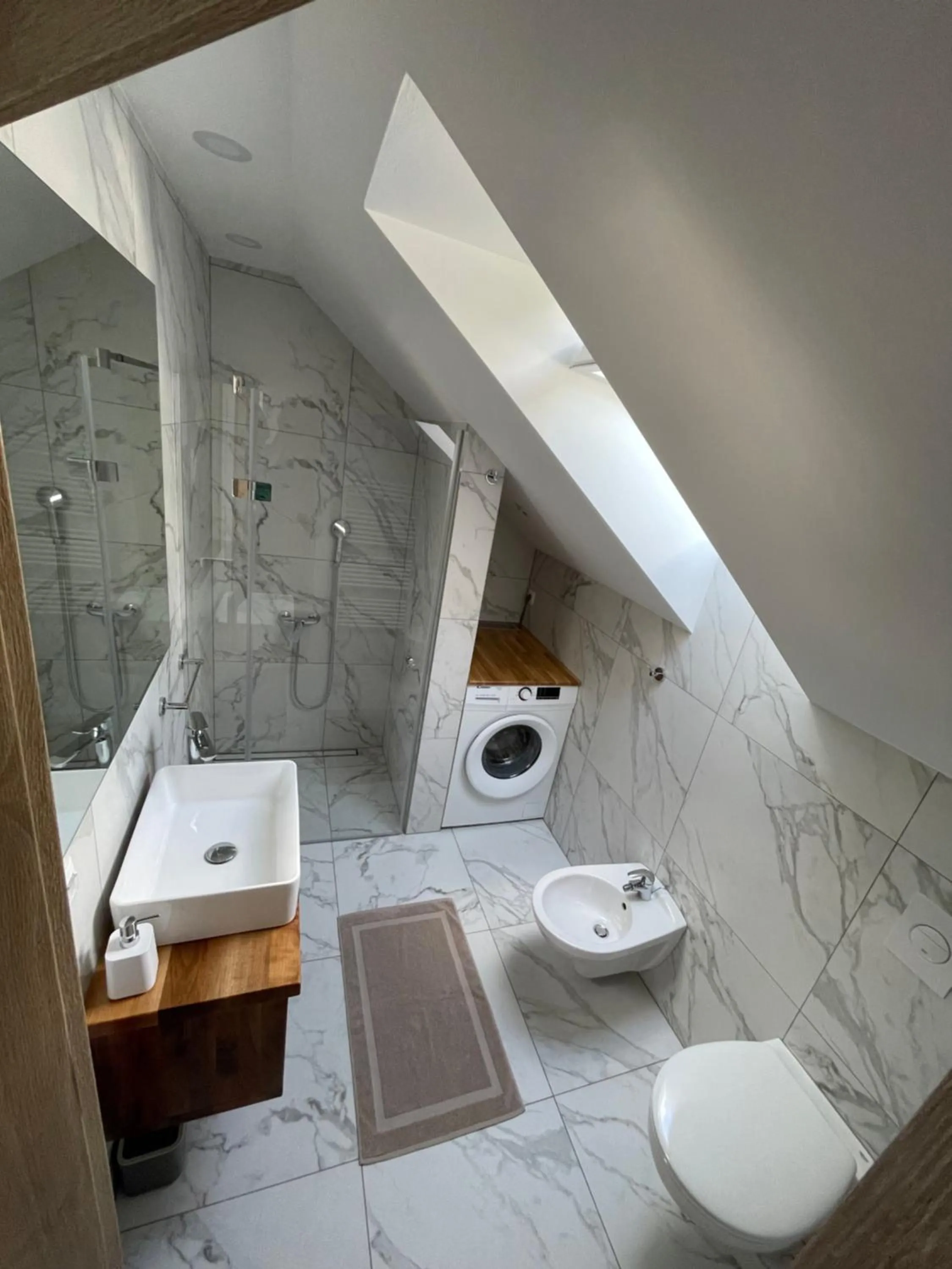 Shower in Apartma Guide 360