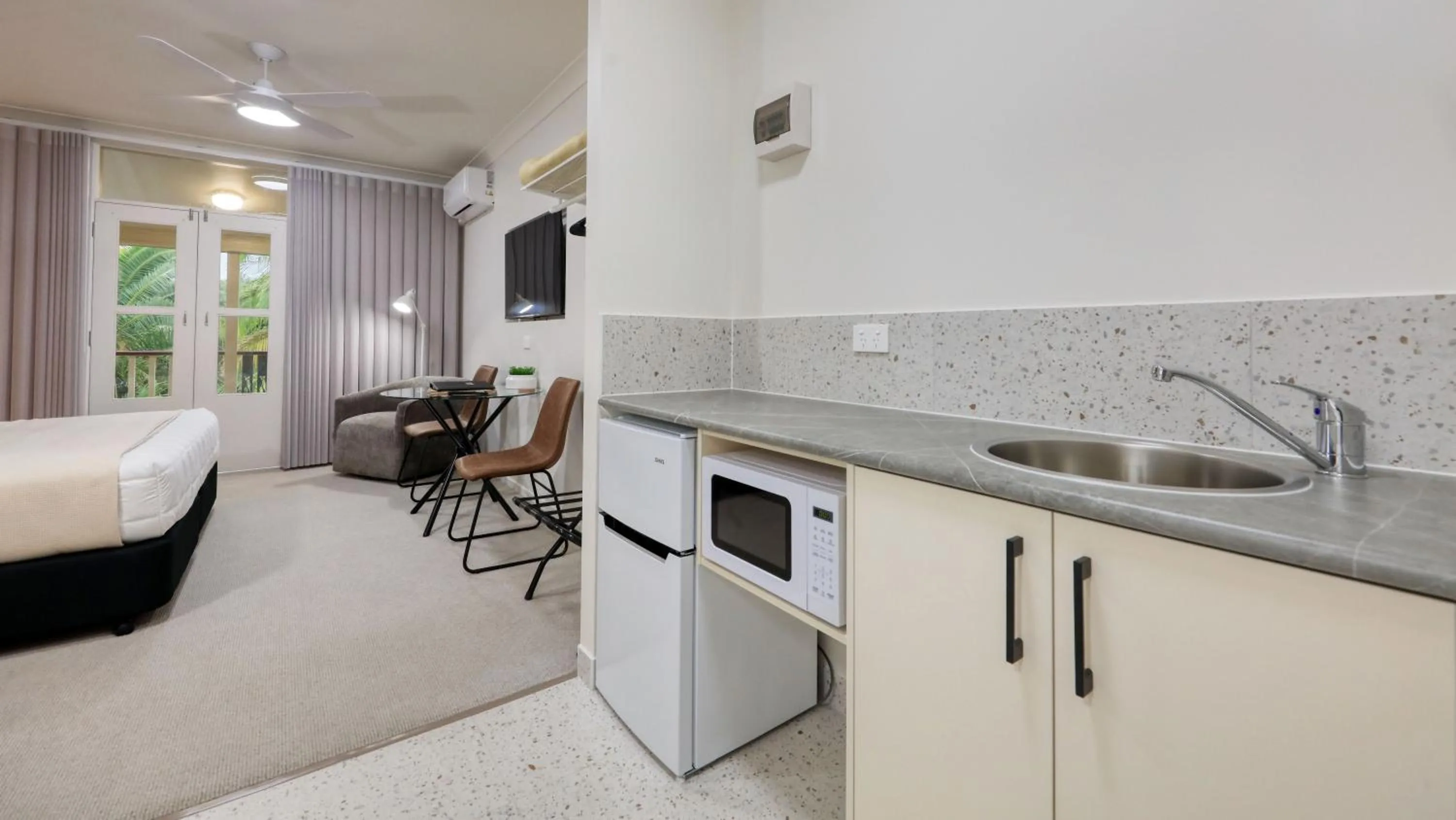 microwave, Bed in Heritage River Motor Inn