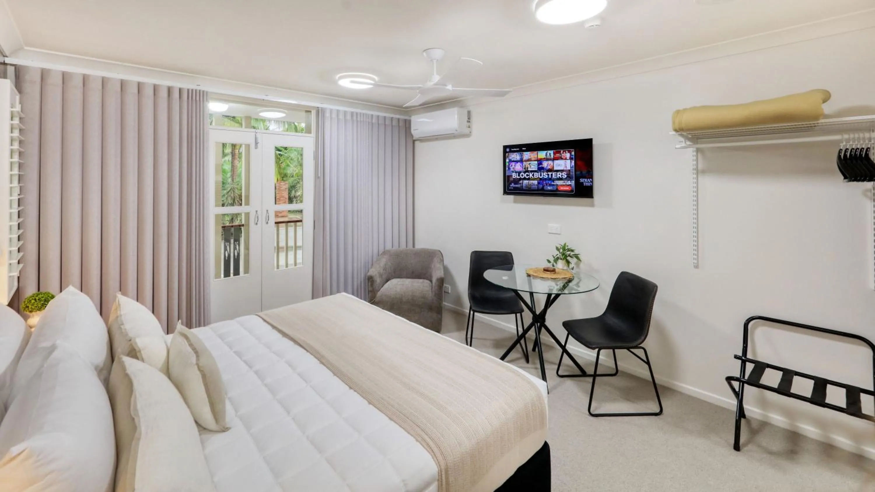 TV and multimedia, Bed in Heritage River Motor Inn