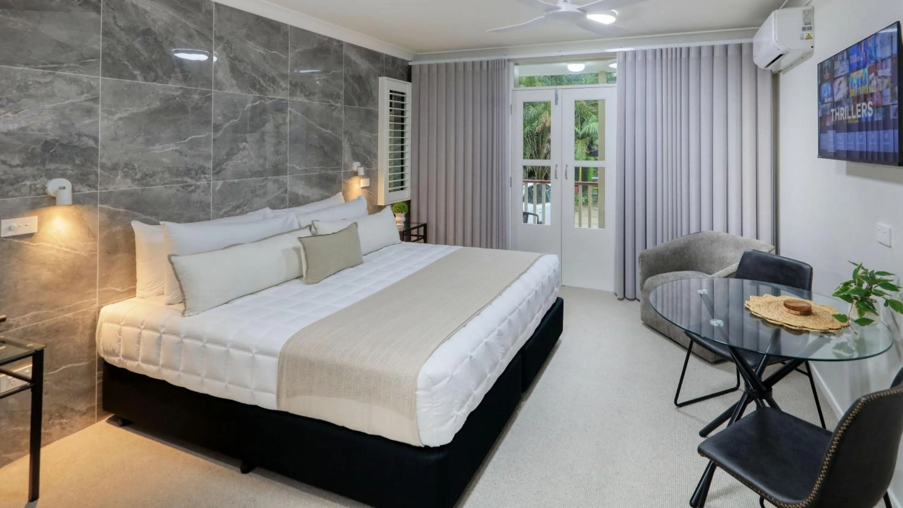 Bed in Heritage River Motor Inn