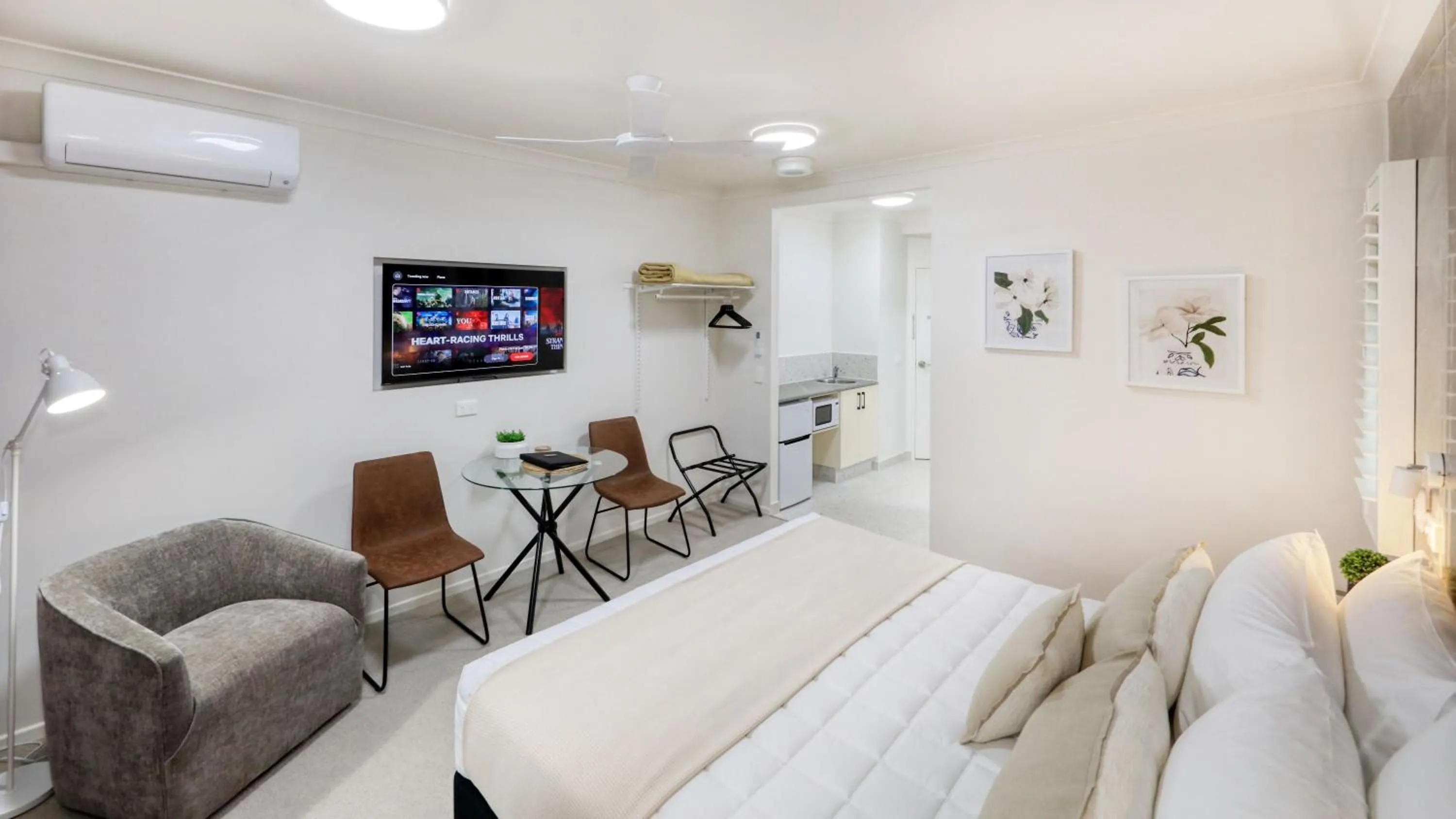 TV and multimedia, Bed in Heritage River Motor Inn