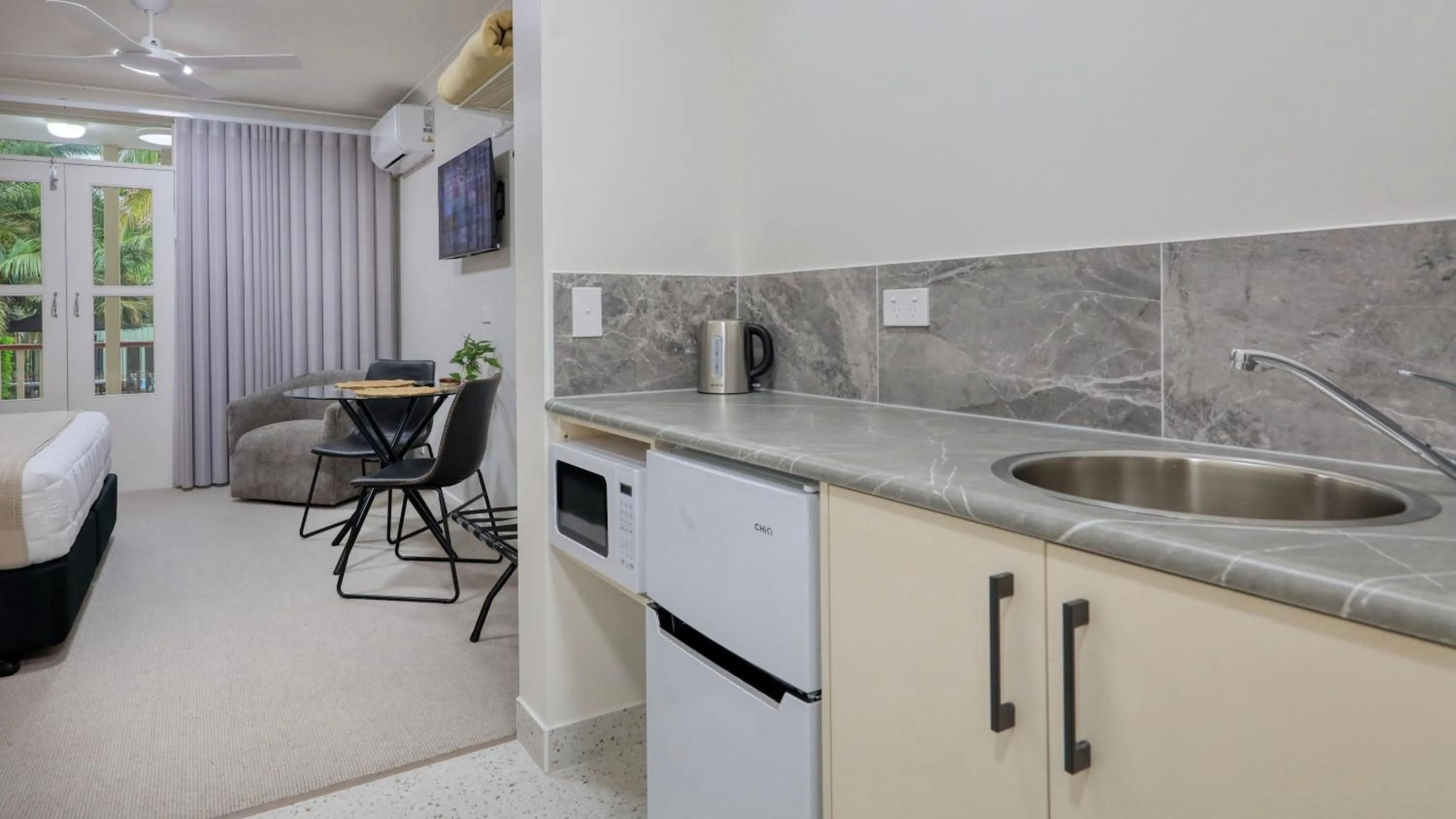 Kitchen or kitchenette in Heritage River Motor Inn