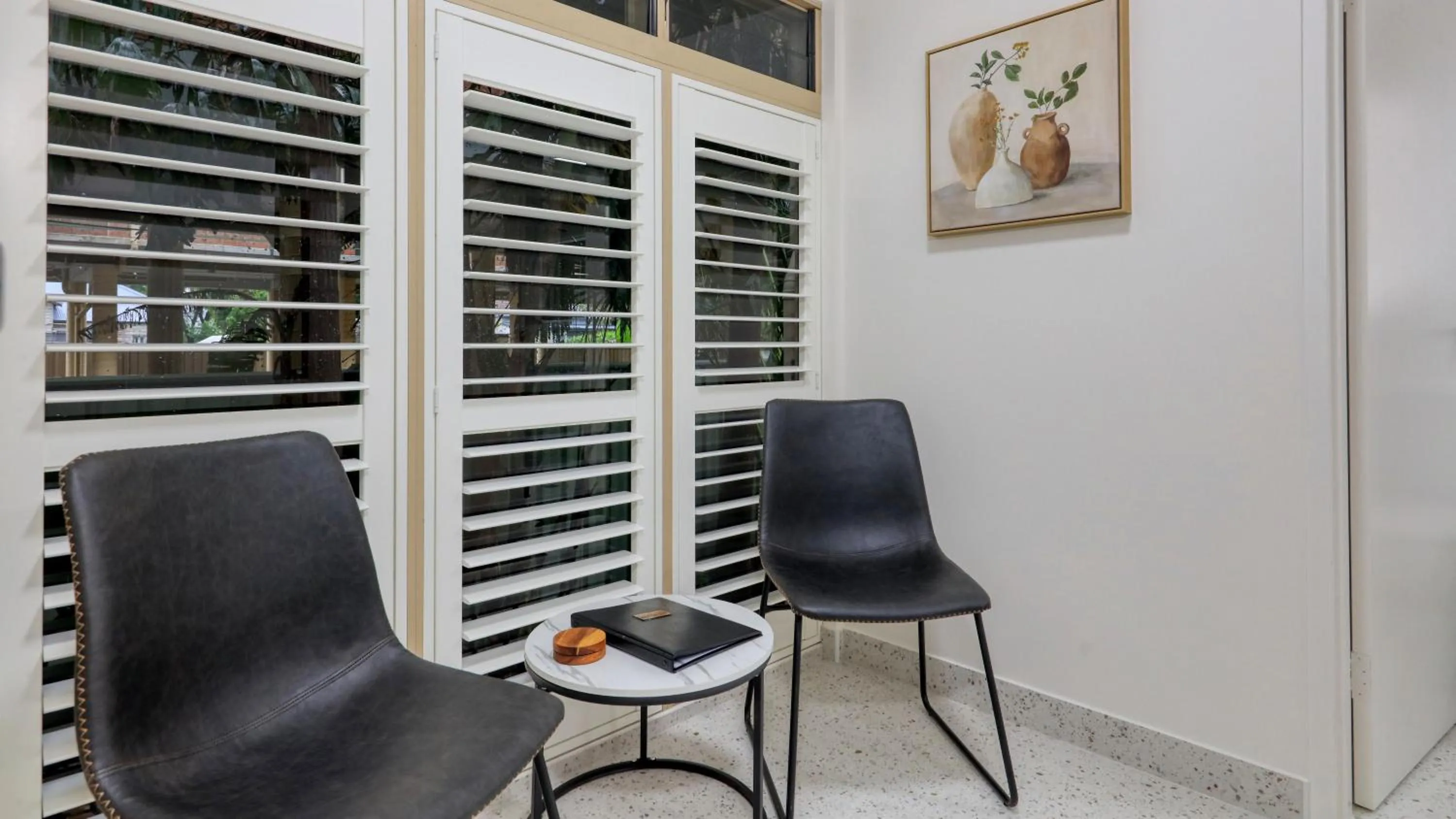 Seating area in Heritage River Motor Inn