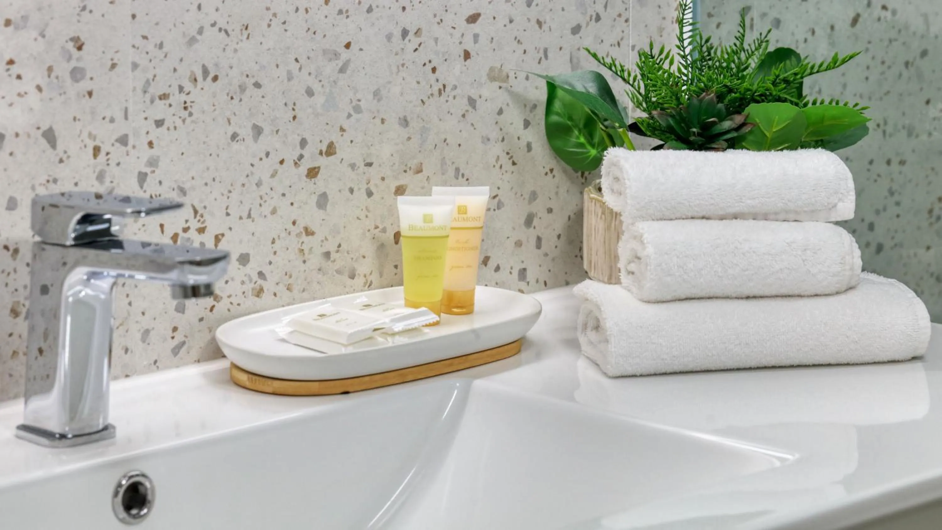 Bathroom in Heritage River Motor Inn