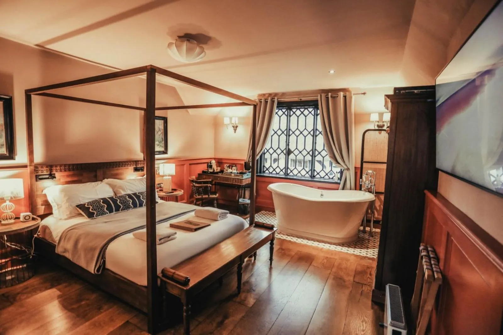 Bedroom, Bed in The Peat Spade Inn