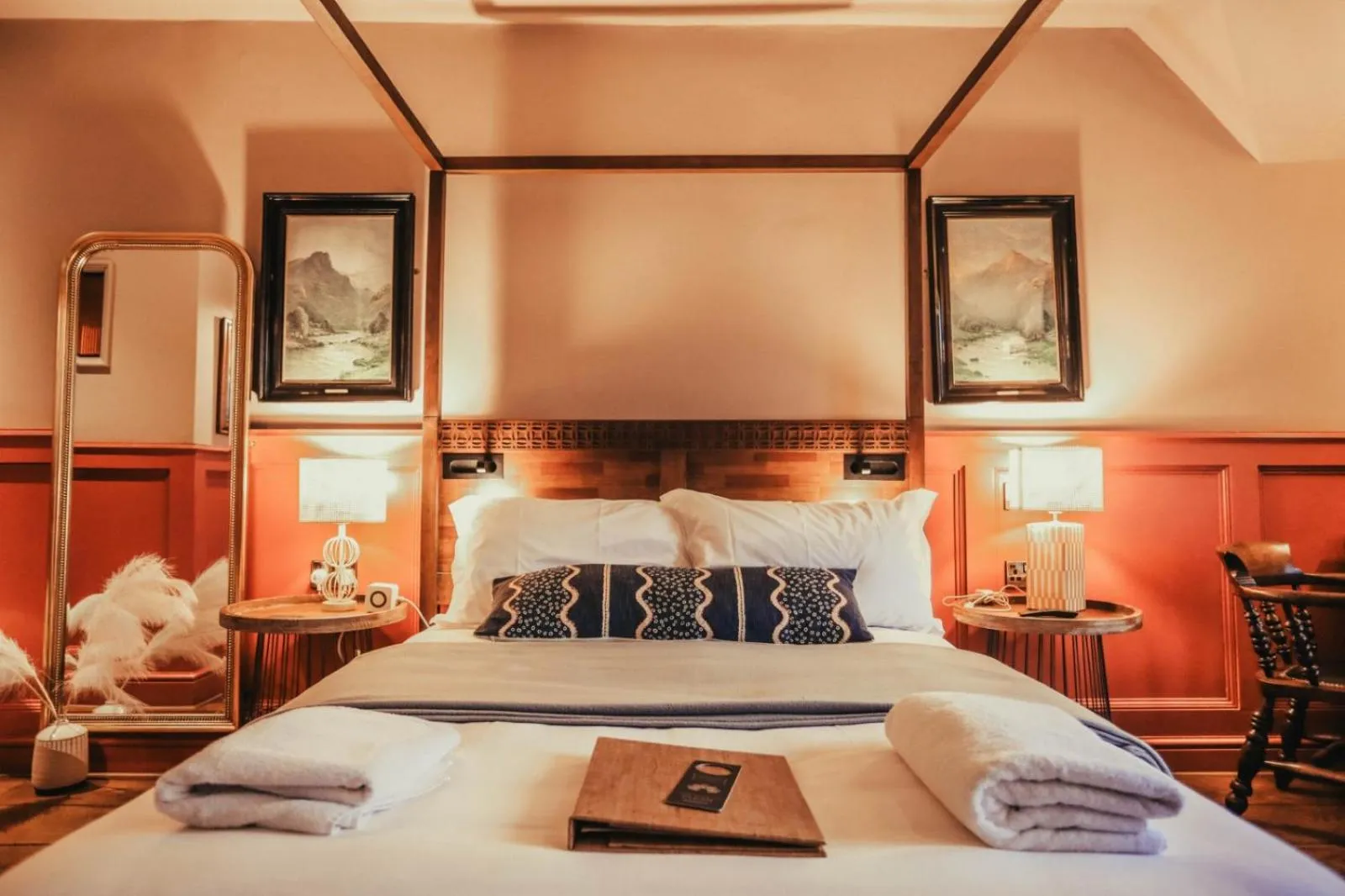 Bed in The Peat Spade Inn