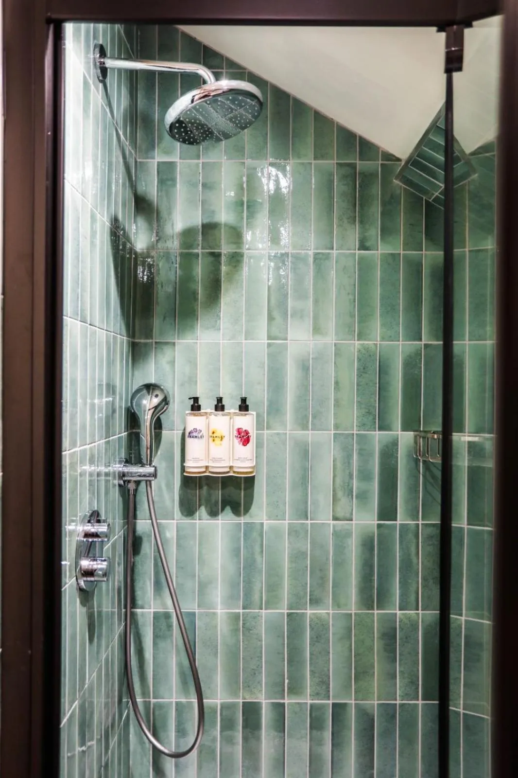 Shower in The Peat Spade Inn