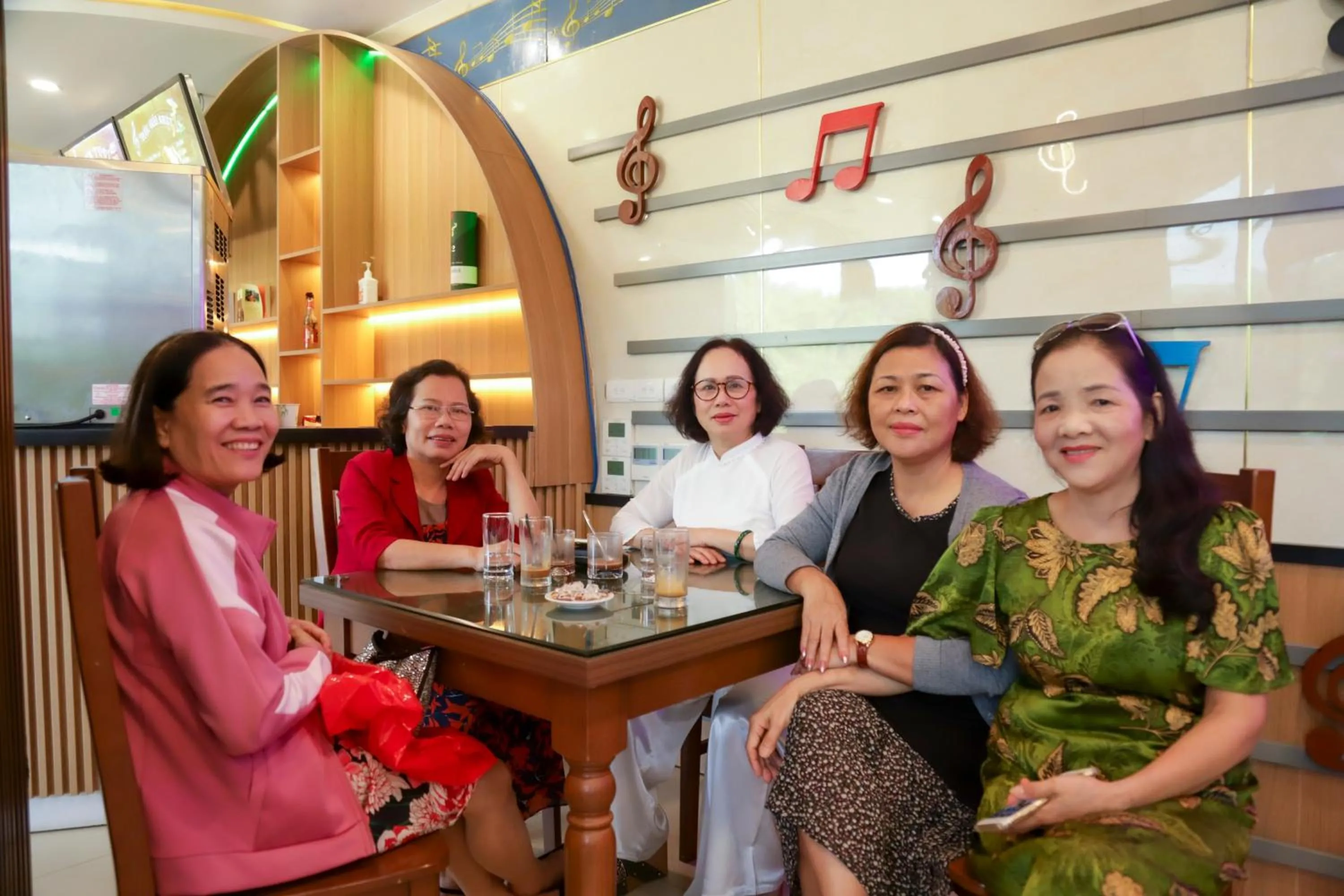 Restaurant/places to eat in MEDDOM Park