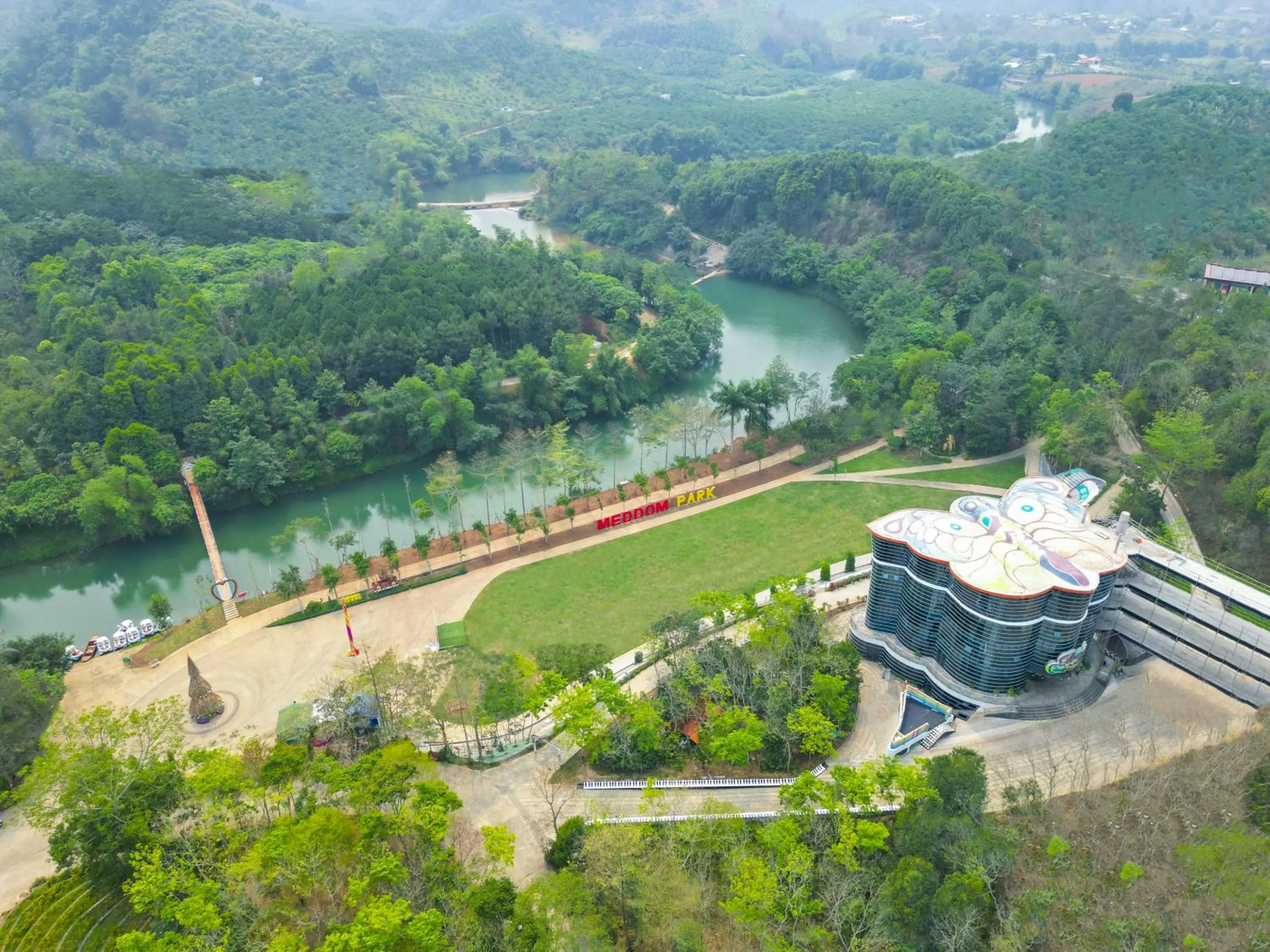 Restaurant/places to eat in MEDDOM Park