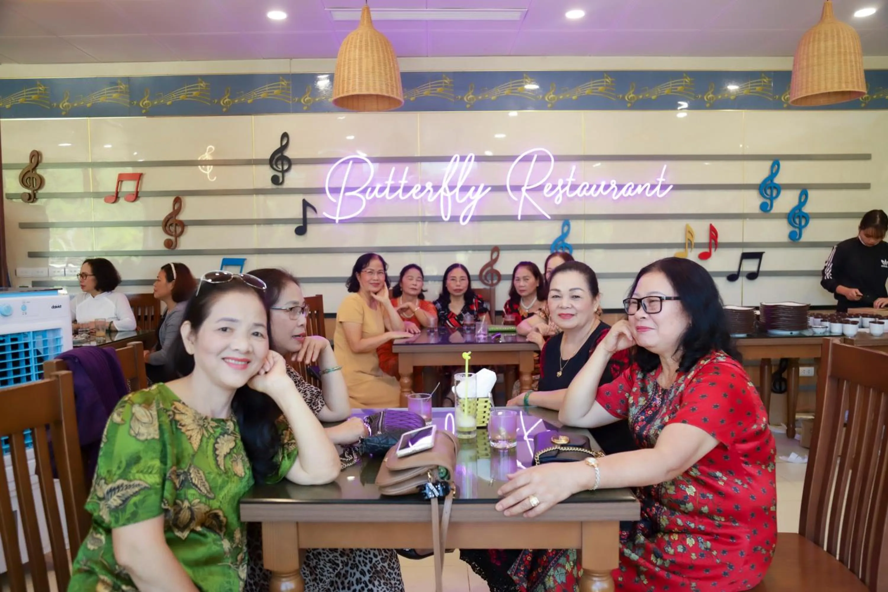 Restaurant/places to eat in MEDDOM Park