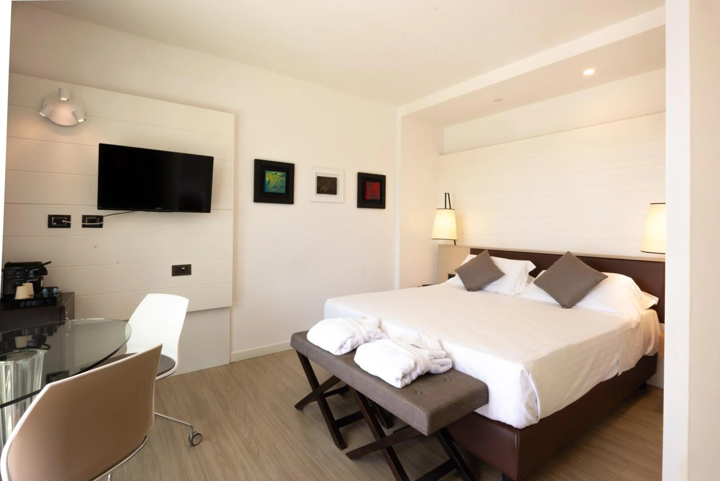 Photo of the whole room, Bed in Hotel Viareggio