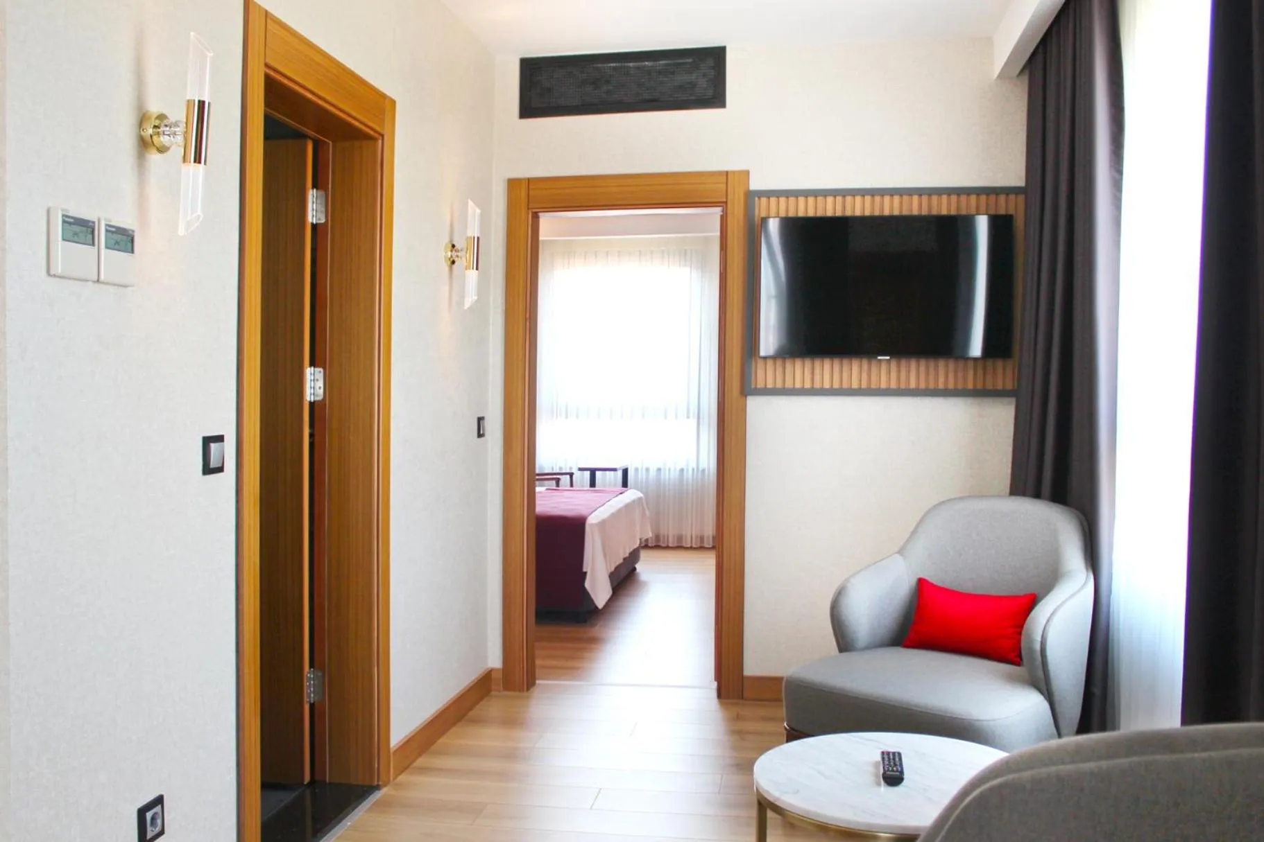 Seating area, Bed in Ramada Plaza by Wyndham Ordu