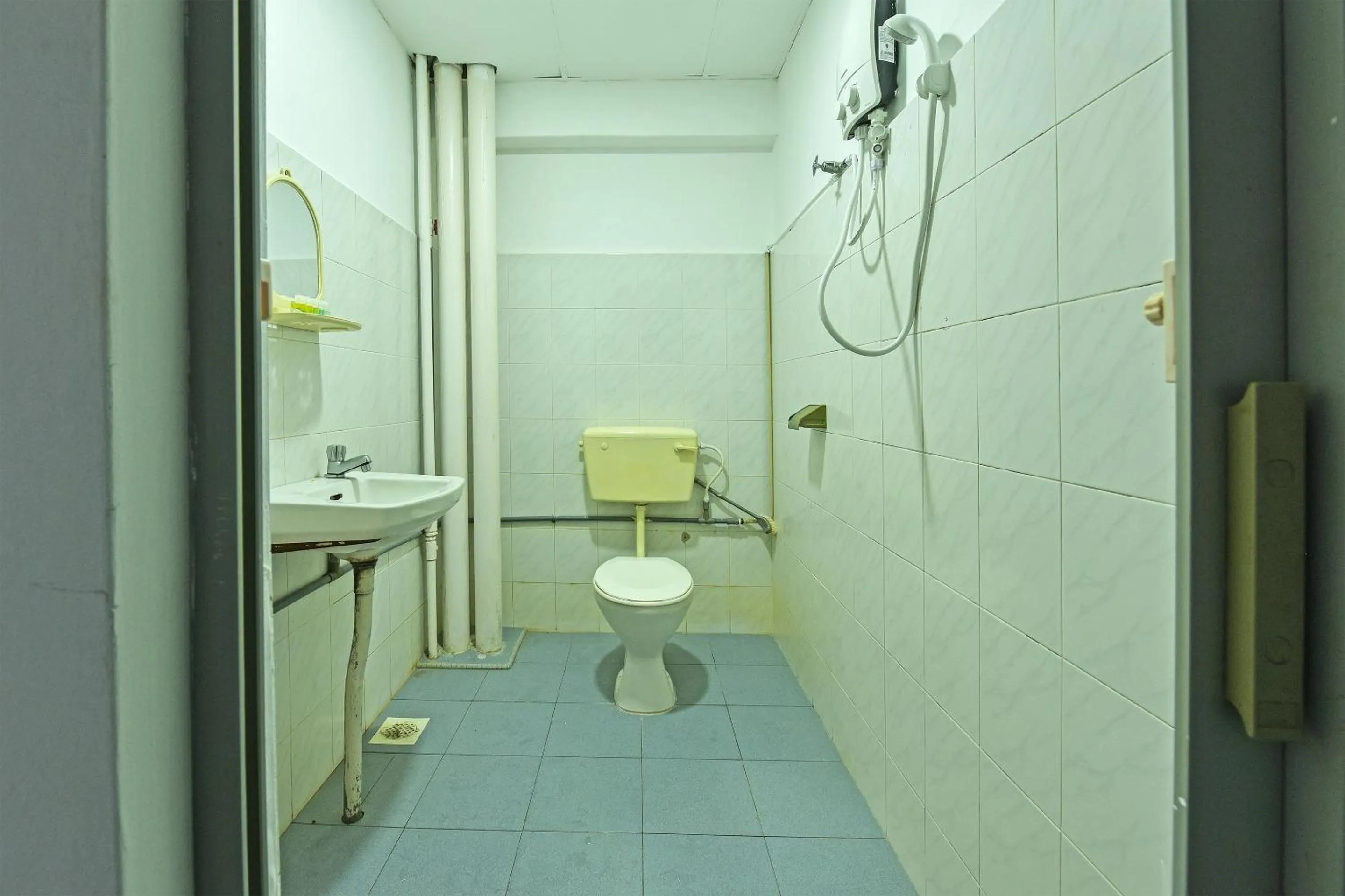 Bathroom in OYO 90544 M&h Hotel