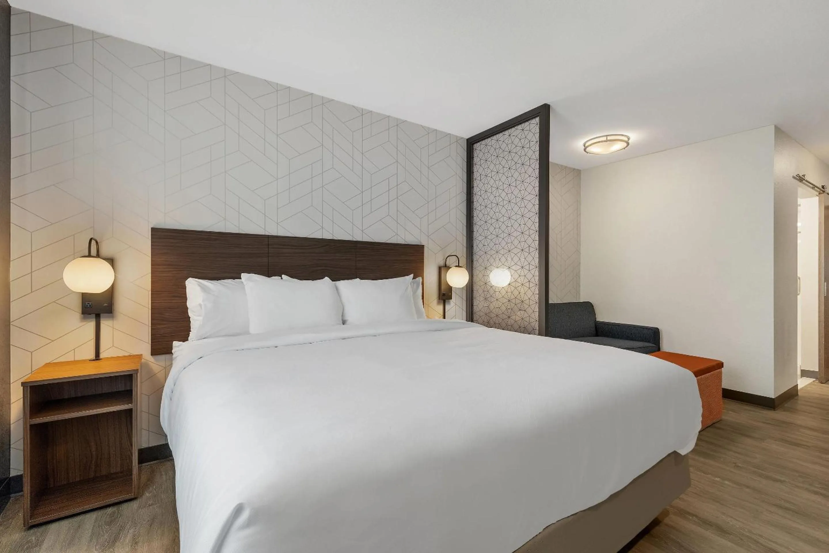 Bedroom, Bed in Everhome Suites Corona