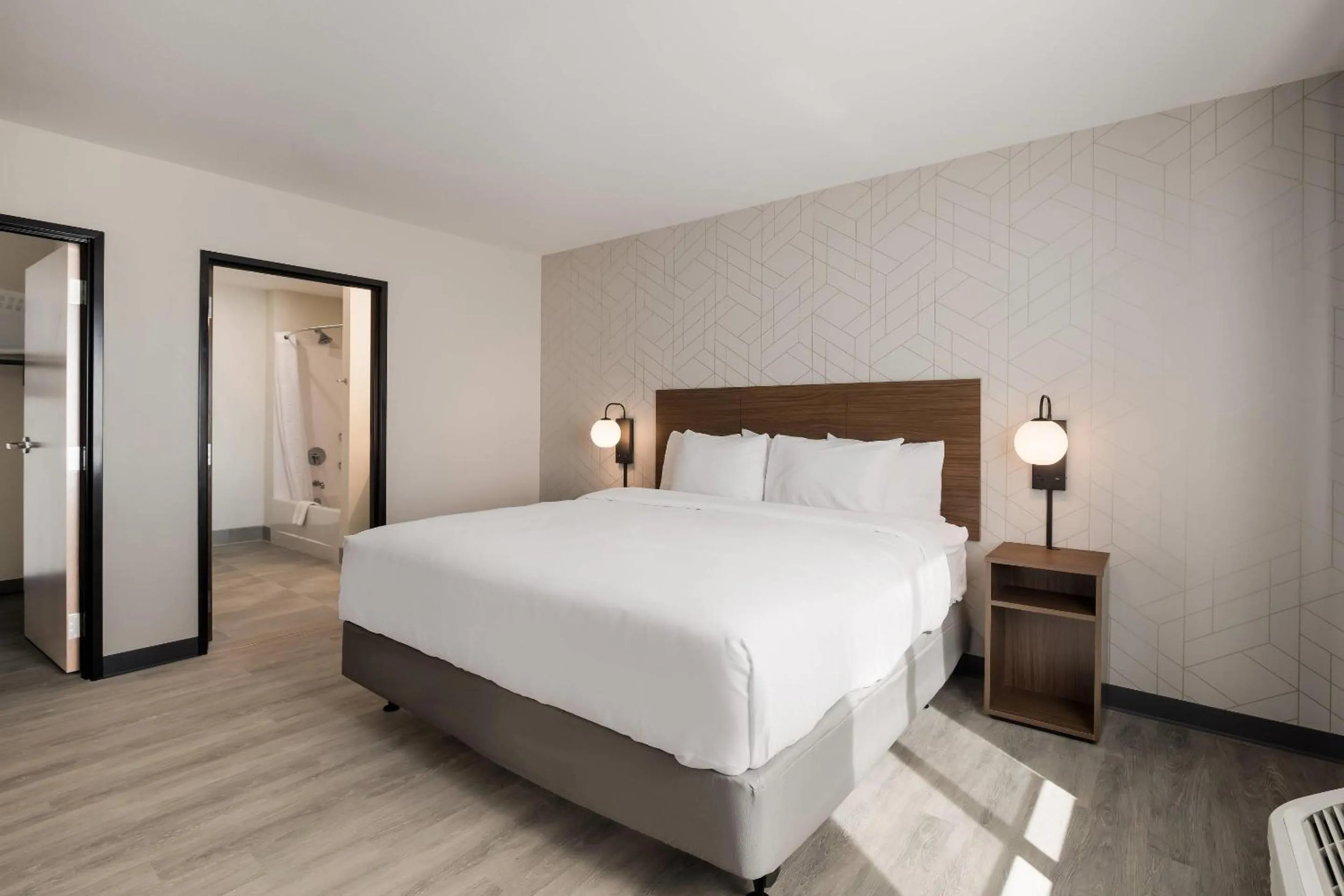 Bedroom, Bed in Everhome Suites Corona