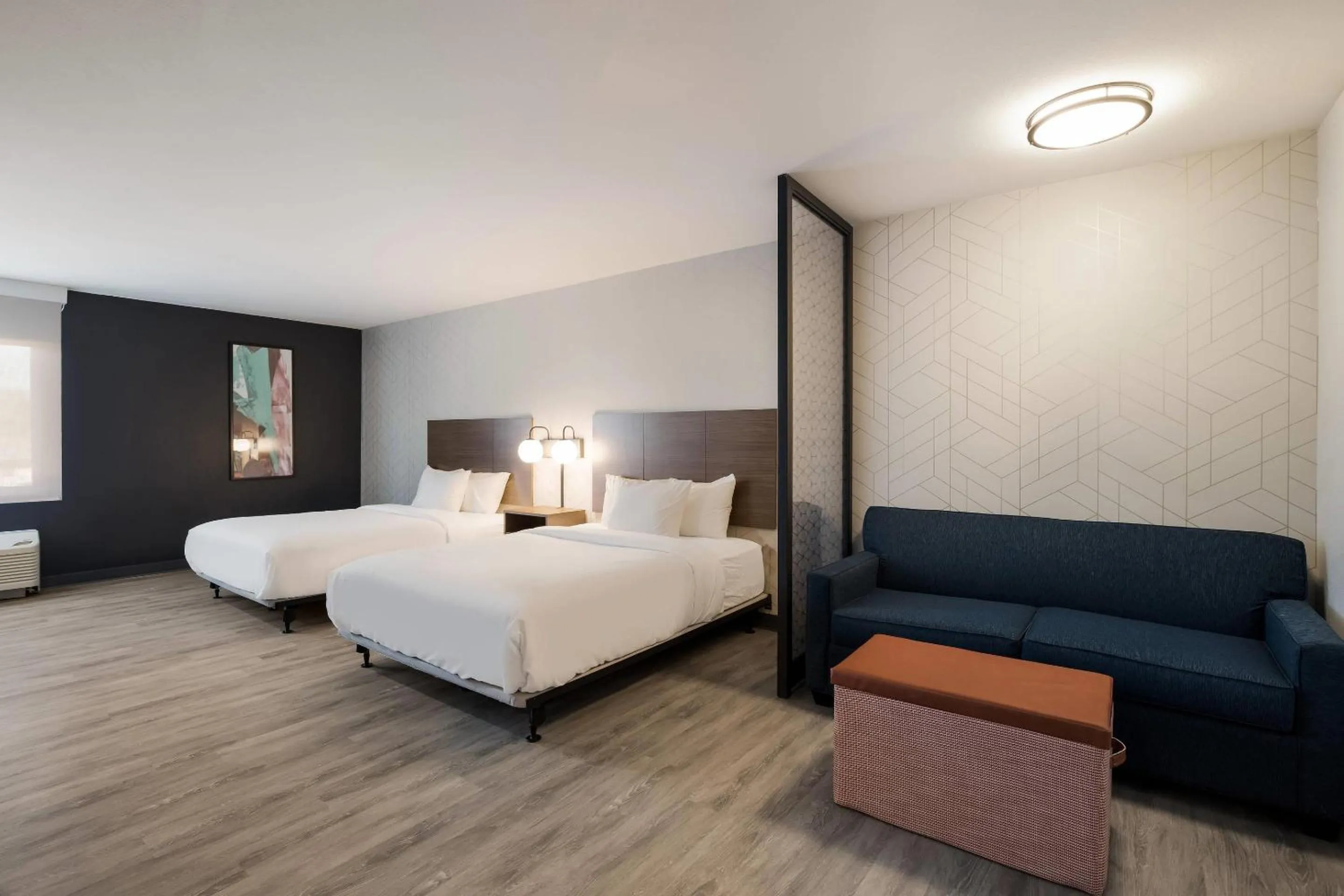 Bedroom, Bed in Everhome Suites Corona