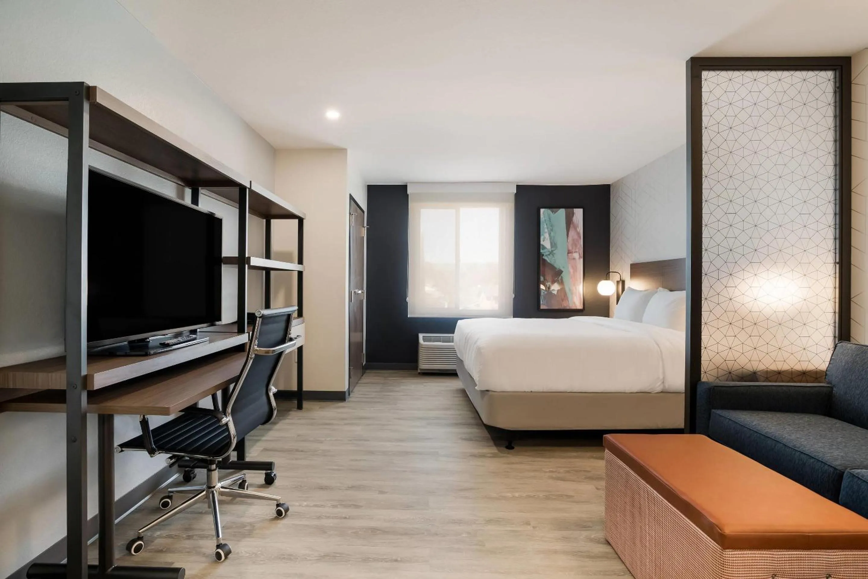 Bedroom, Bed in Everhome Suites Corona