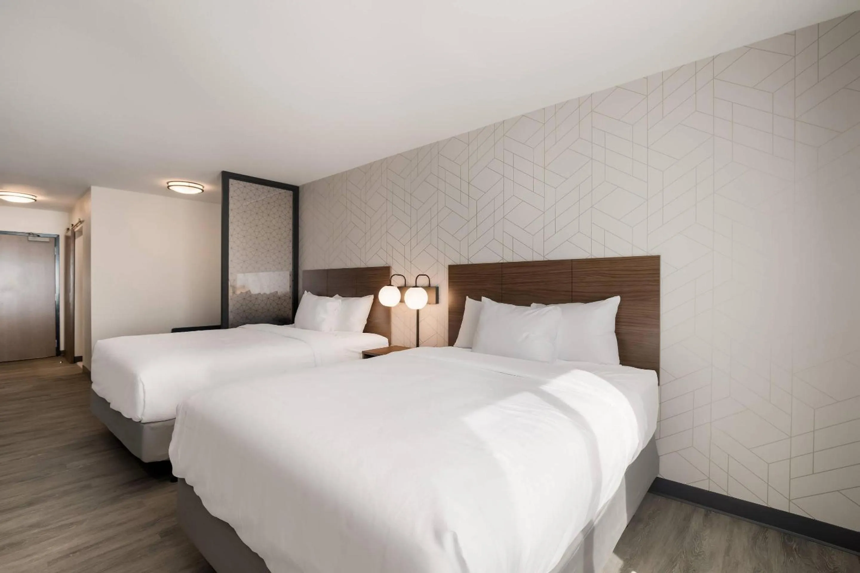 Bedroom, Bed in Everhome Suites Corona