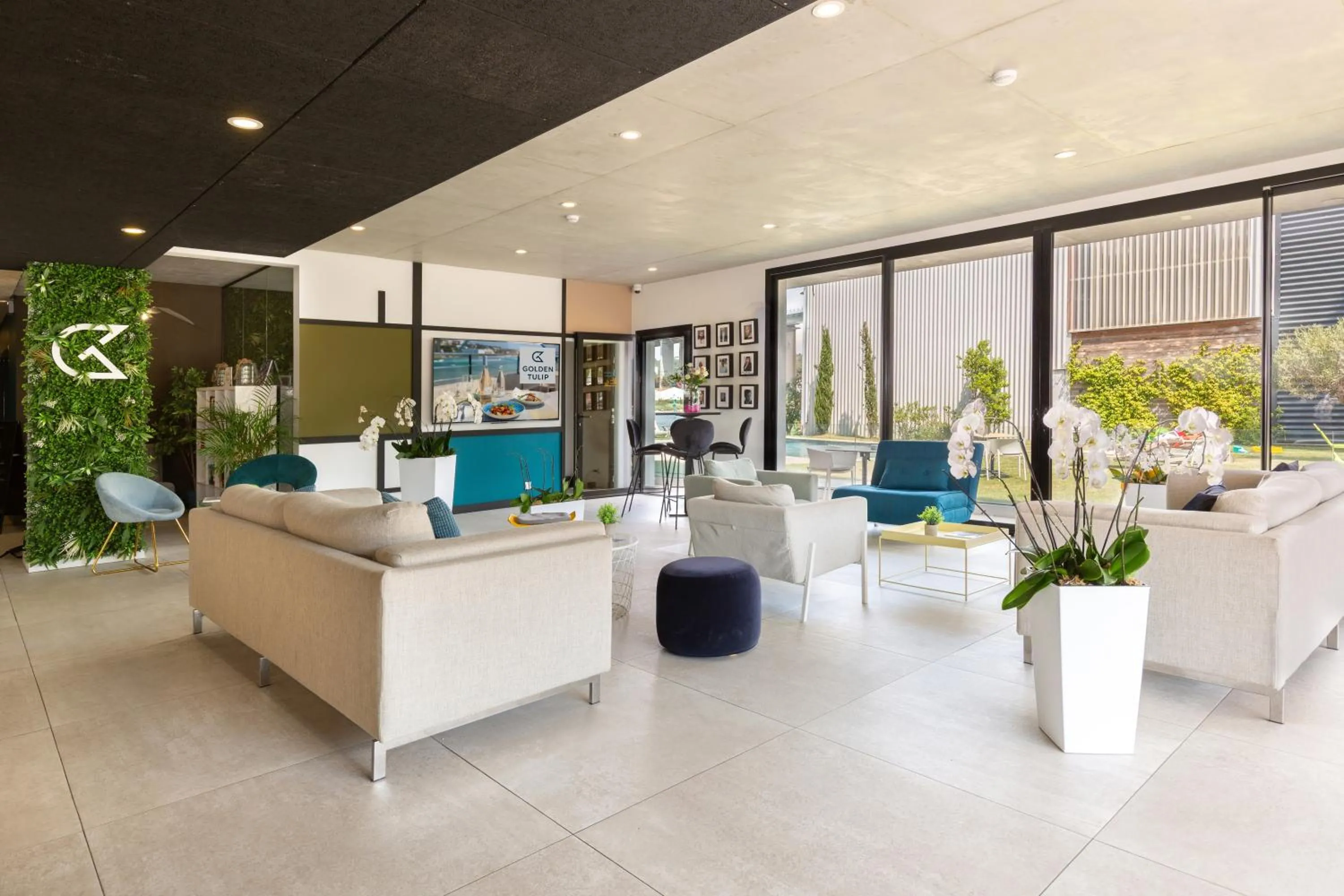 Lobby or reception in Golden Tulip Hotel & Rooftop Martigues Provence