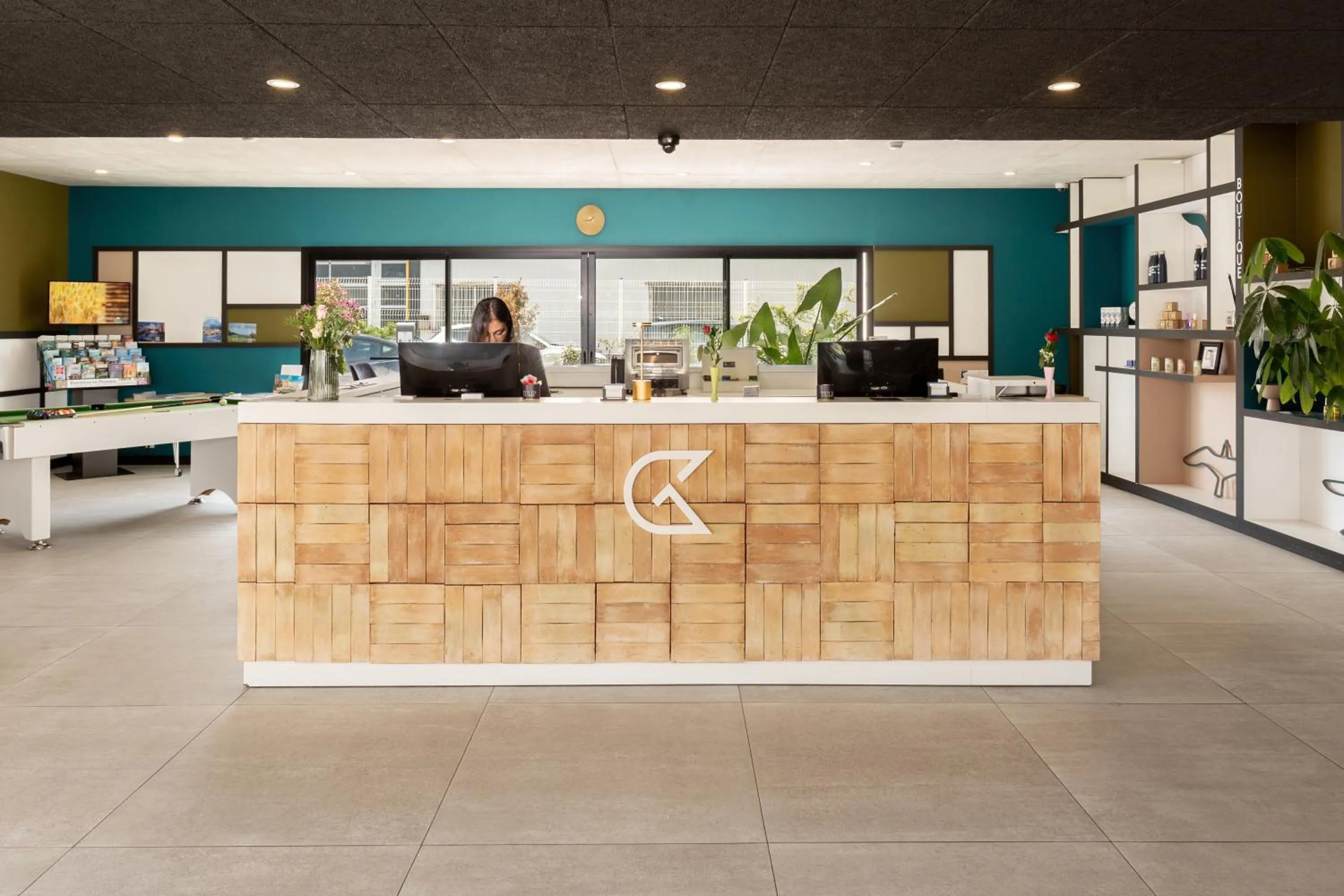 Lobby or reception in Golden Tulip Hotel & Rooftop Martigues Provence