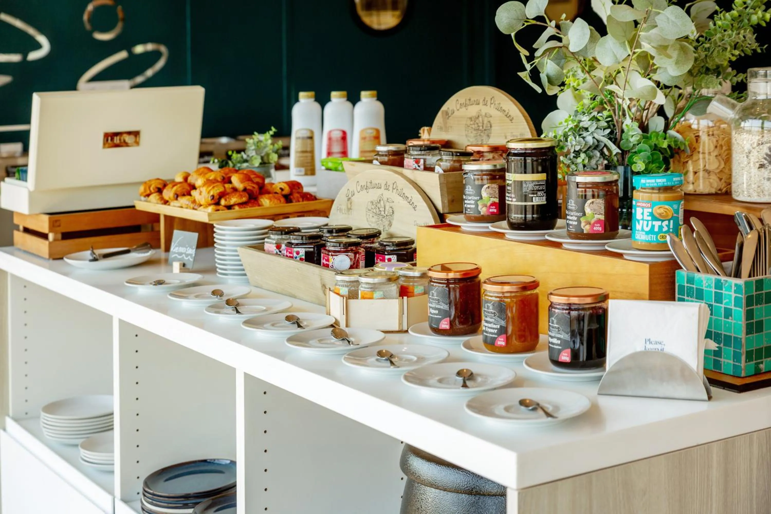 Breakfast in Golden Tulip Hotel & Rooftop Martigues Provence