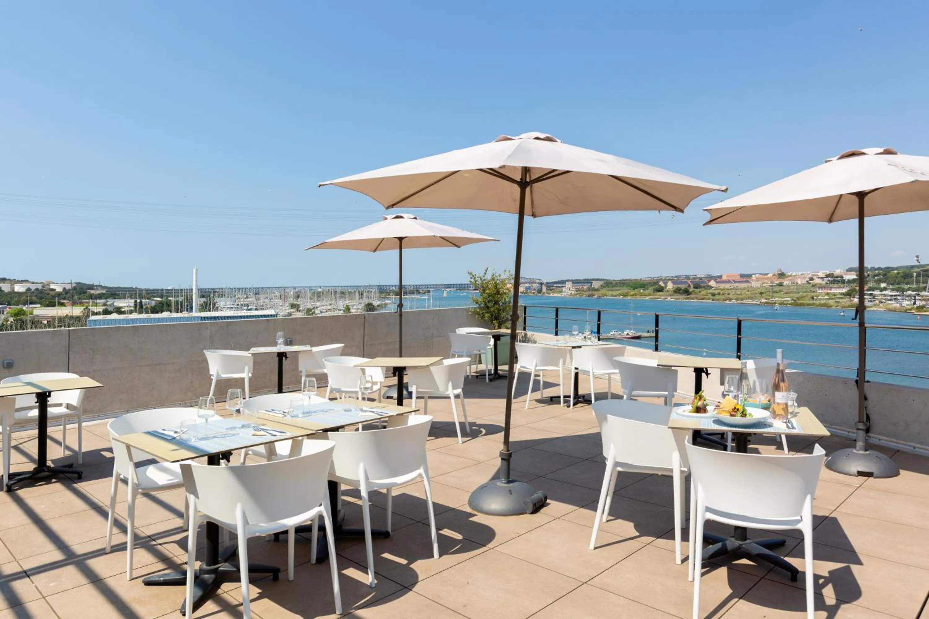 Patio in Golden Tulip Hotel & Rooftop Martigues Provence