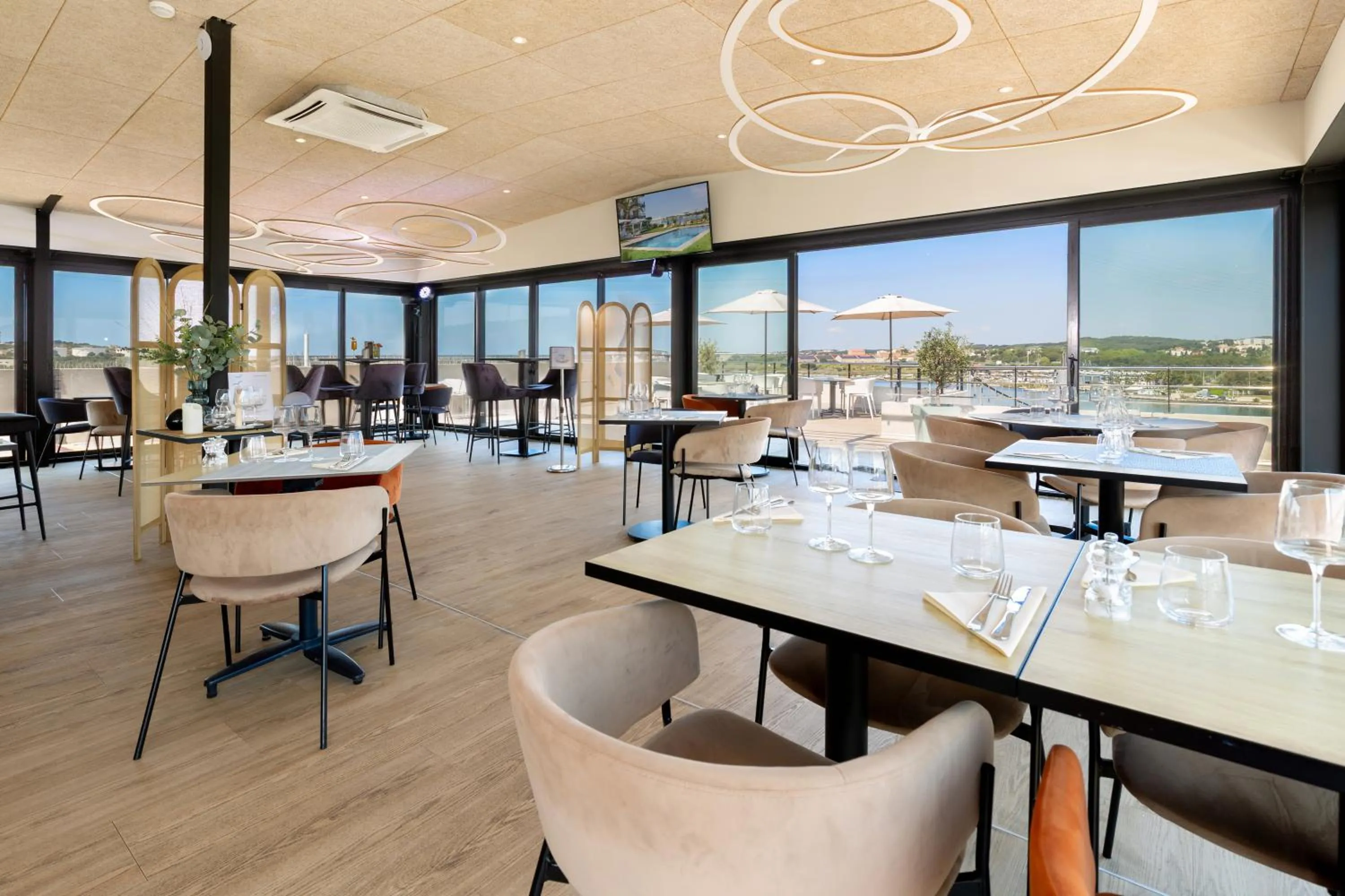 Restaurant/places to eat in Golden Tulip Hotel & Rooftop Martigues Provence