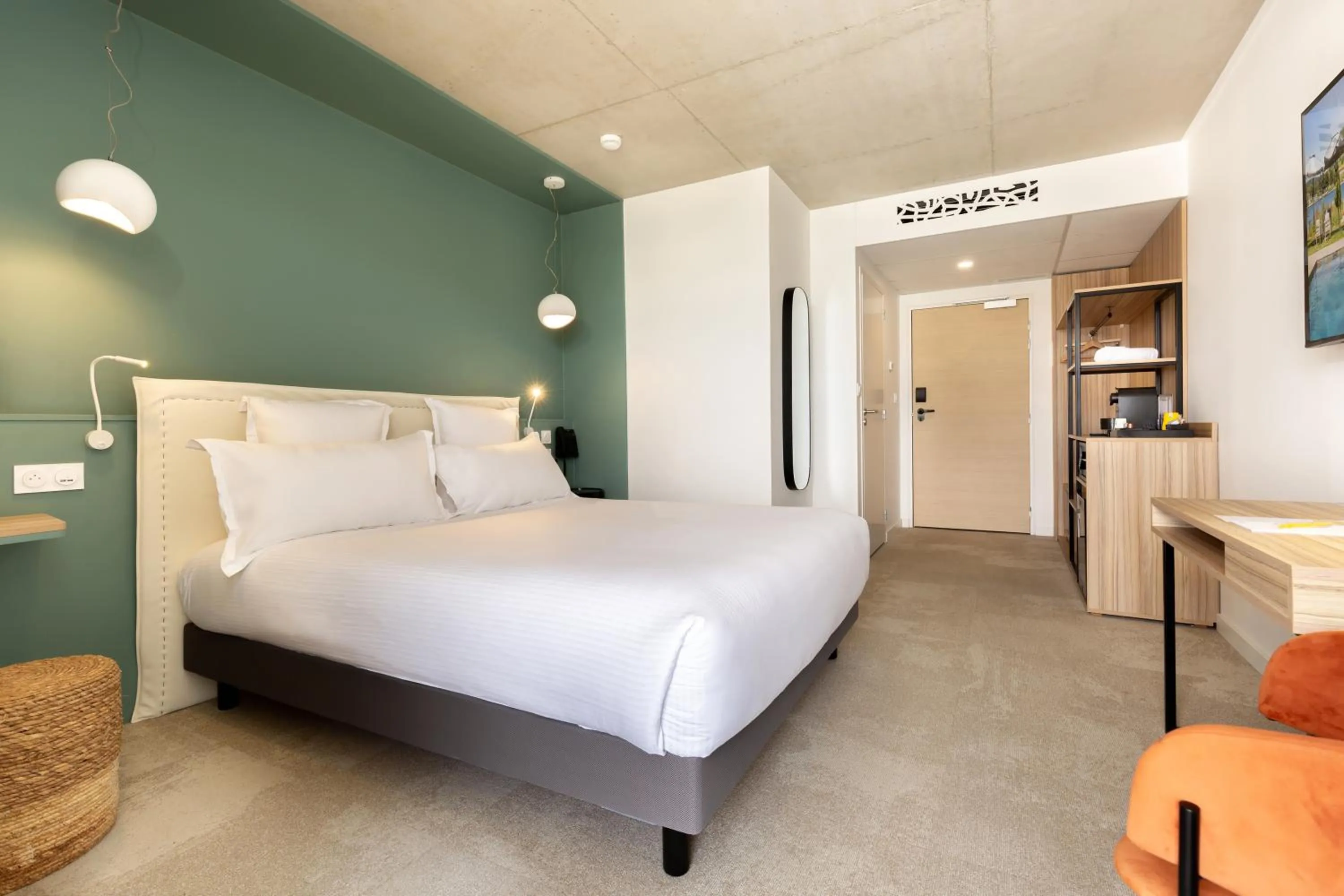 Bedroom, Bed in Golden Tulip Hotel & Rooftop Martigues Provence