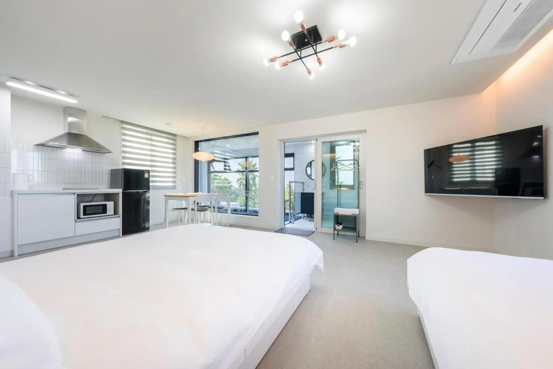 Swimming pool, Bed in Liverpool & Spa