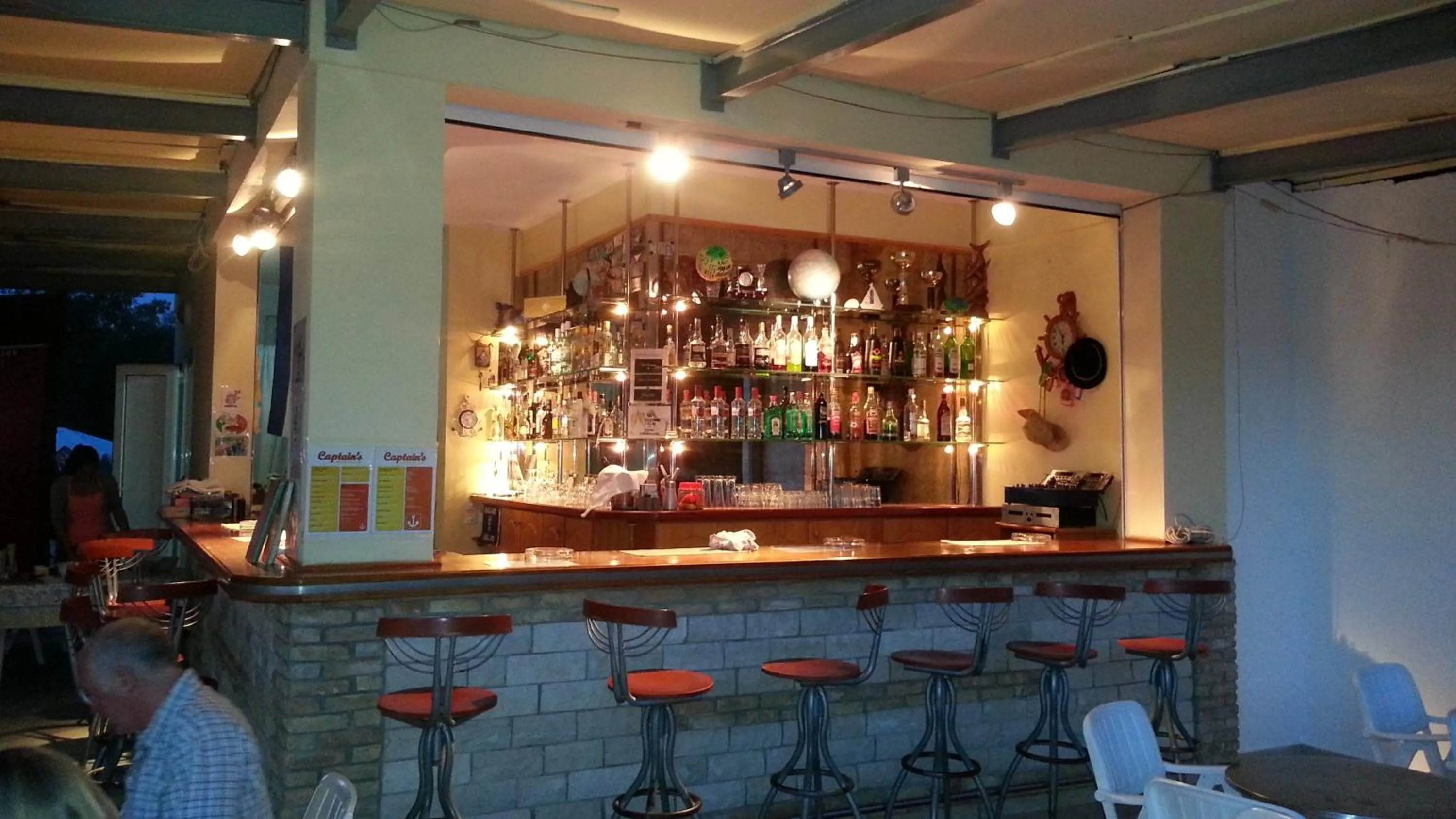 Restaurant/places to eat in Captains Studios & Apartments